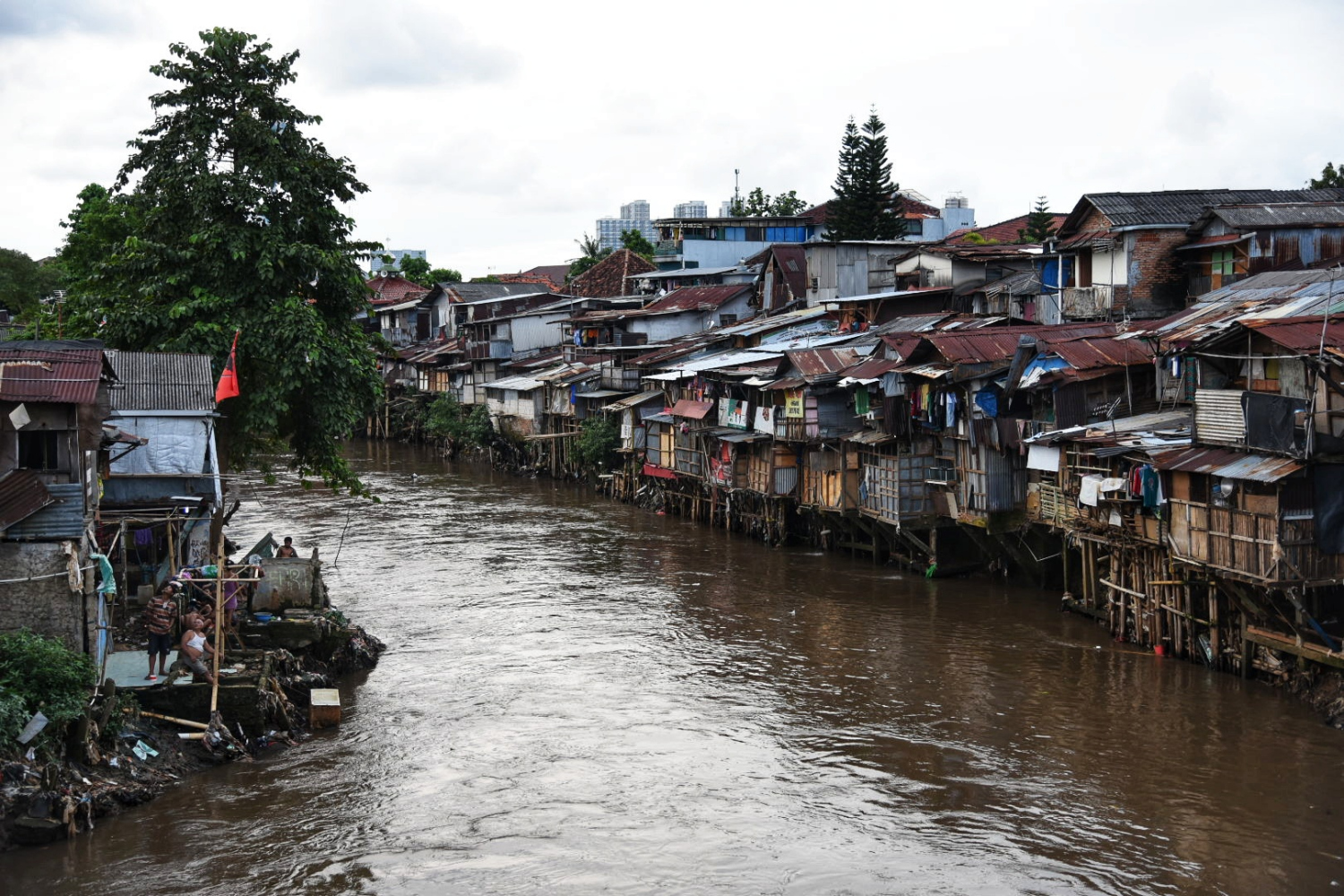 Aktivitas warga di pemukiman padat penduduk wilayah bantaran Sungai Ciliwung, Jakarta.
