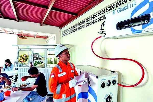 Petugas memeriksa jaringan gas milik PT Perusahaan Gas Negara (PGN) Tbk di Jakarta.