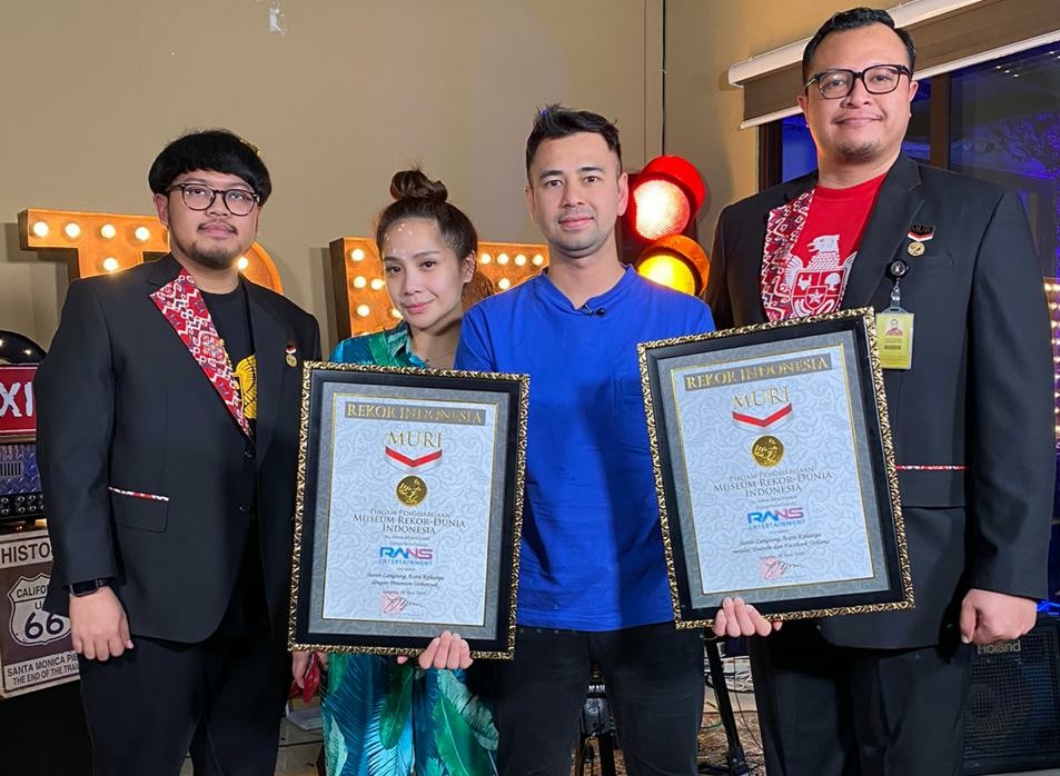 Raffi Ahmad (kedua dari kanan) dan istrinya Nagita Slavina (kedua dari kiri) berhasil mendapat rekor MURI.