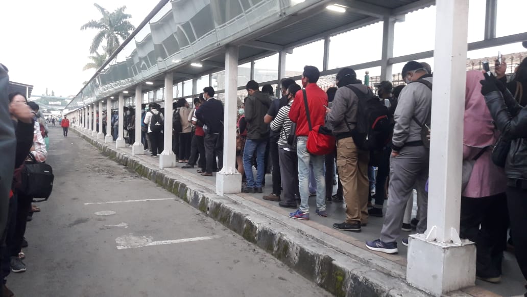 Antrean penumpang di Stasiun Bogor pada 8 Juni 2020