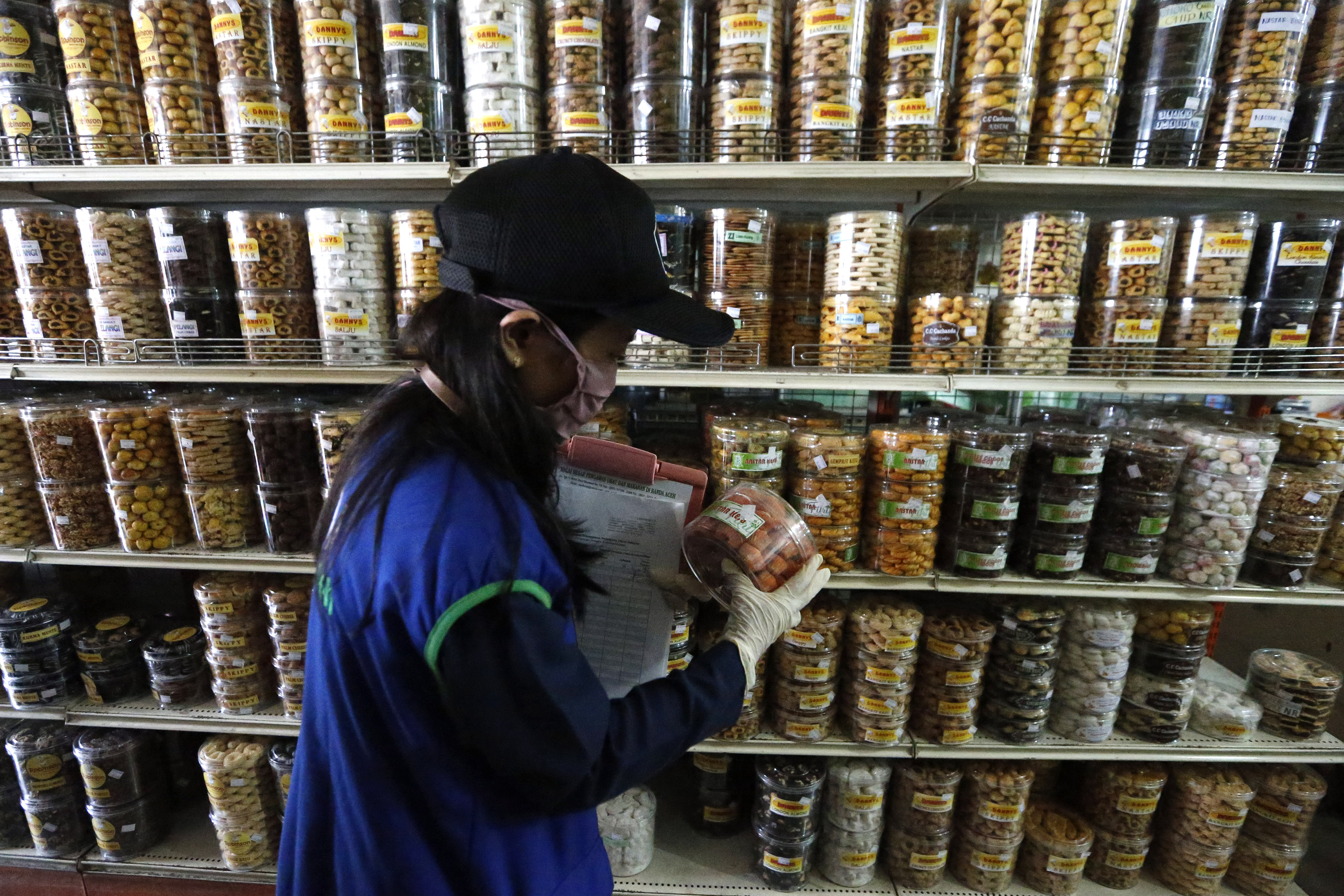 Petugas BPOM Aceh memeriksa dan mendata kue produk UMKM yang dijajakan pedagang saat razia parcel dan kue lebaran di Banda Aceh, Aceh.