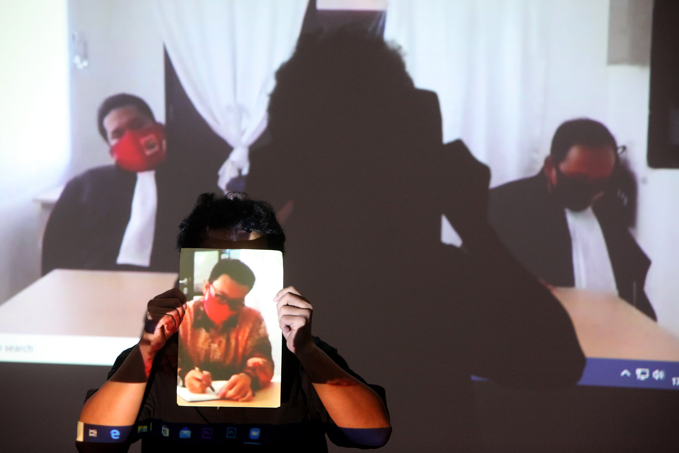 Terdakwa mantan Dirut Perindo, Risyanto Suanda, mendengarkan putusan sidang yang digelar secara virtual.