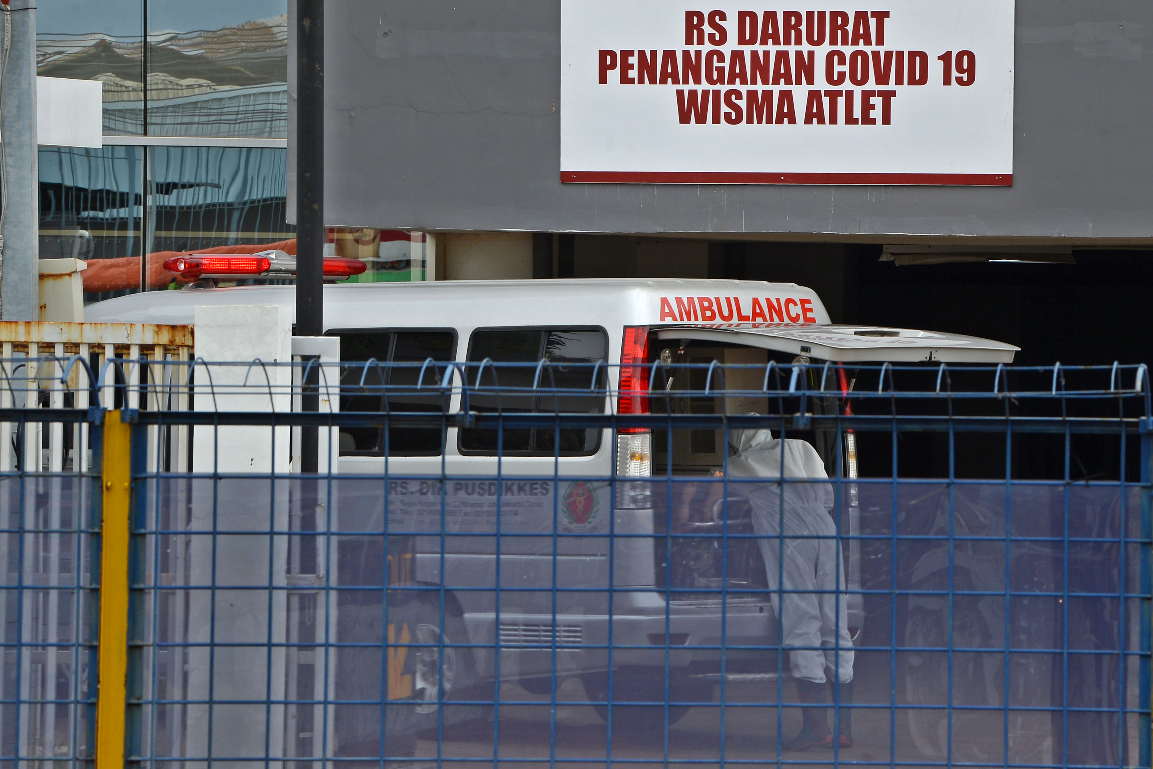 Petugas bersiap memindahkan pasien memasuki Rumah Sakit Darurat Penanganan COVID-19 di Wisma Atlet Kemayoran, Jakarta,