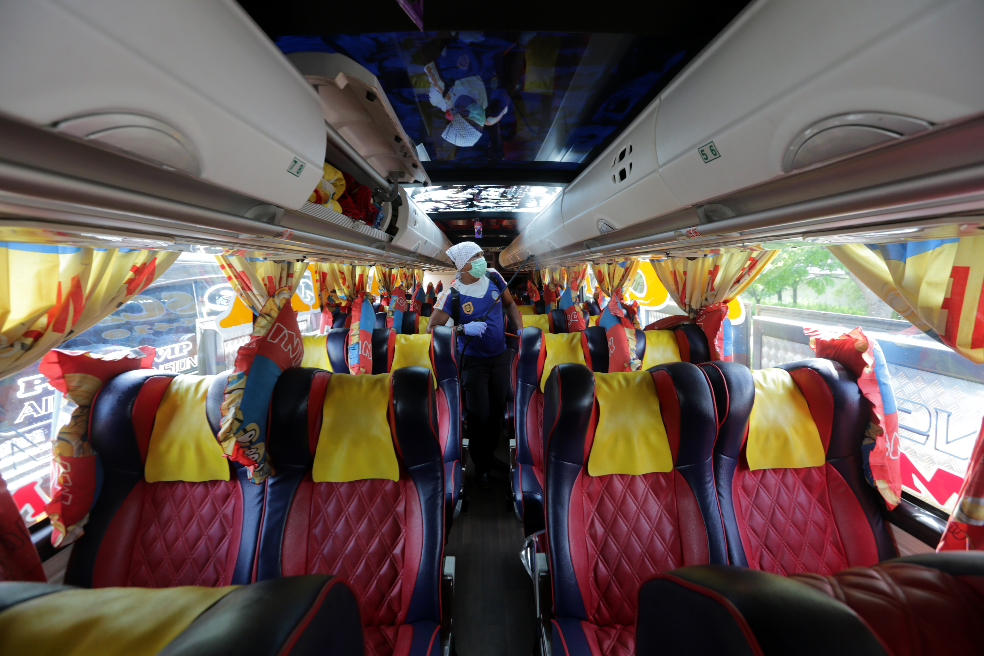 Petugas  menyemprotkan cairan disinfektan di dalam bus antarkota antarprovinsi di Terminal Terpadu Batoh, Banda Aceh, Aceh,