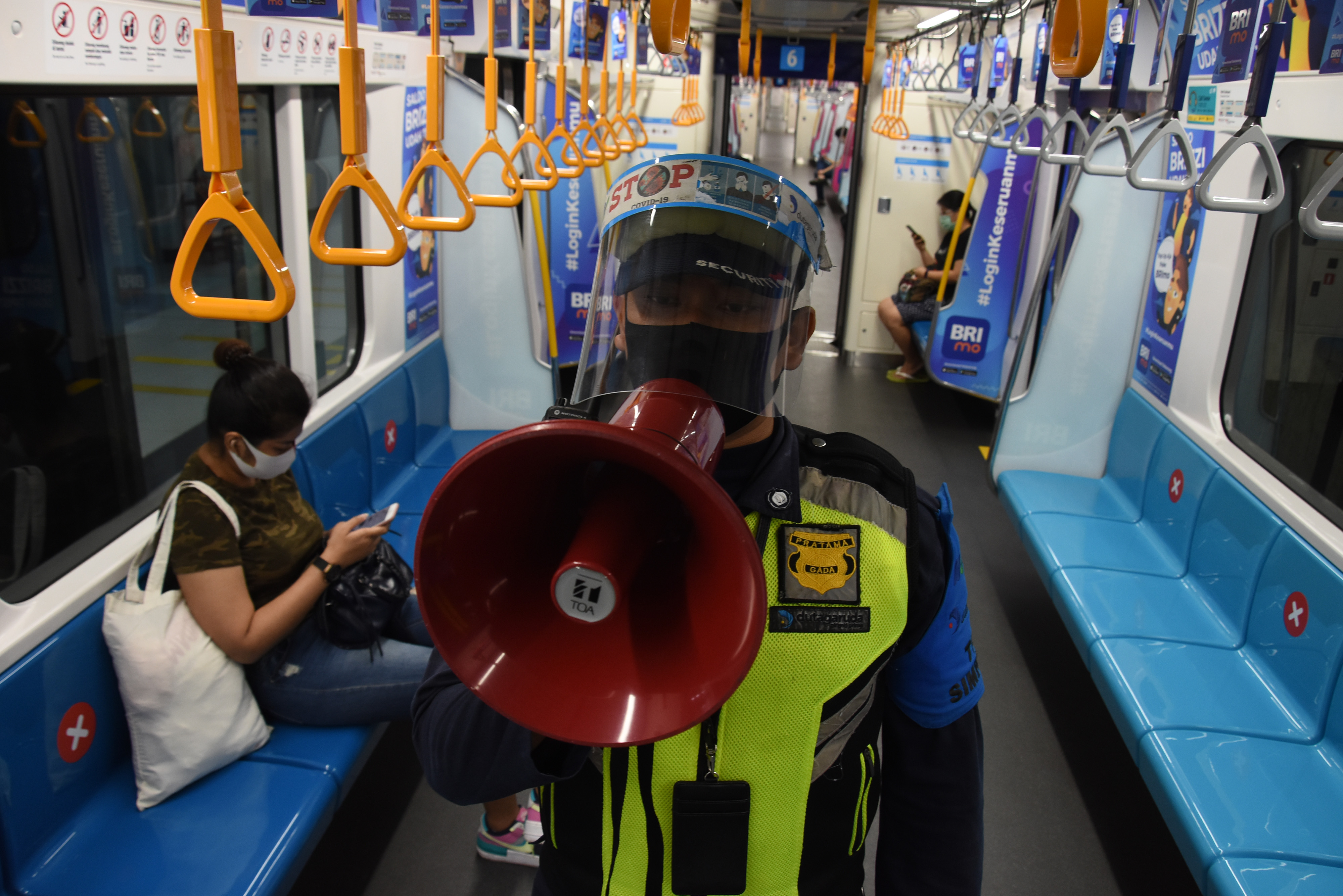 Petugas menyampaikan imbauan protokol kesehatan kepada penumpang MRT di Stasiun Bunderan HI, Jakarta (6/6/2020)