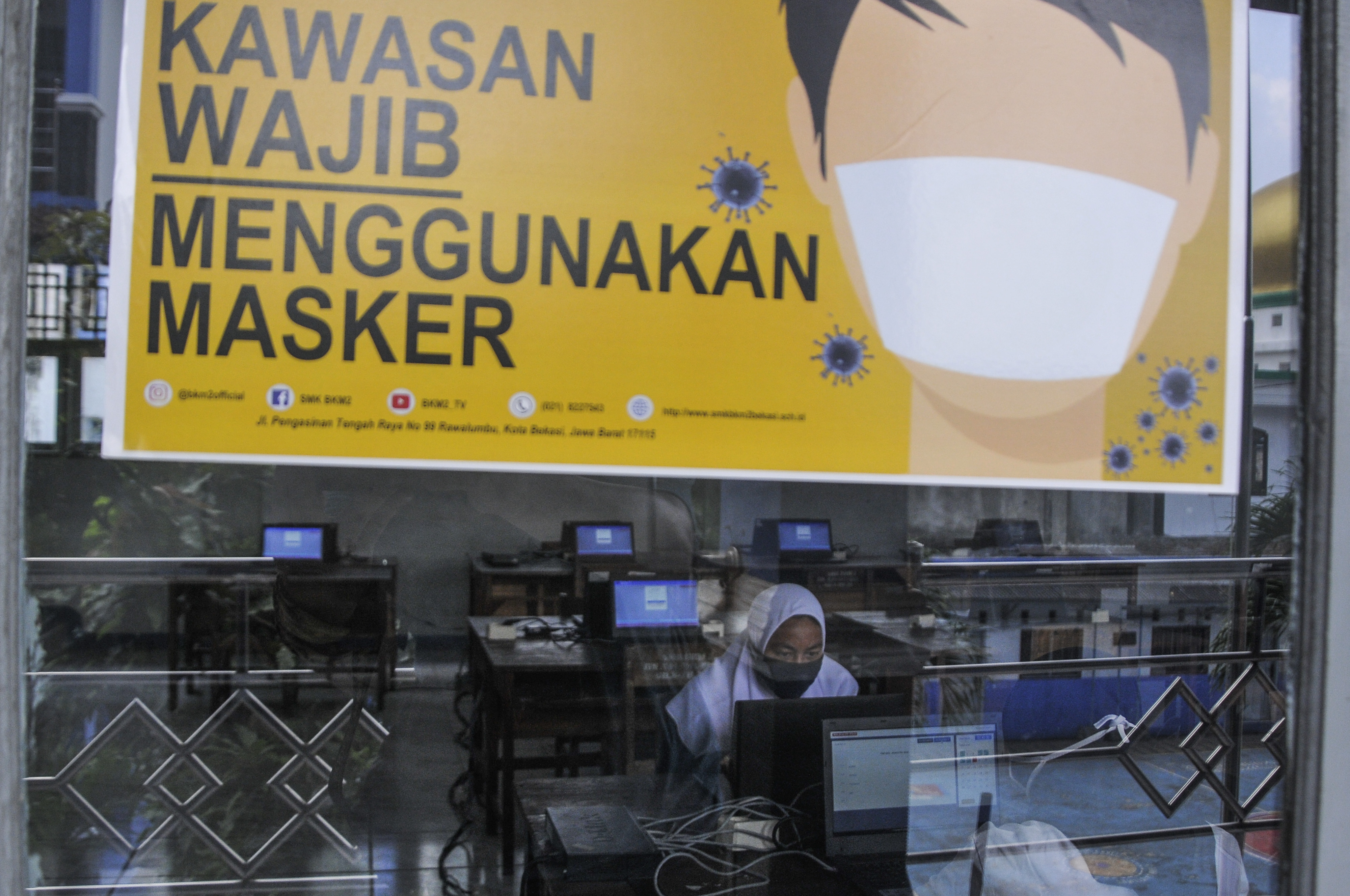 Siswi SMK mengikuti penilaian akhir semester di tengah pandemi covid-19.