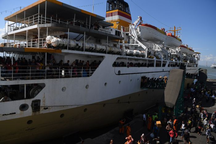 Sejumlah penumpang Kapal Pelni Leuser asal Sampit, Kalimantan Tengah, menuruni tangga saat kapalnya bersandar di dermaga.