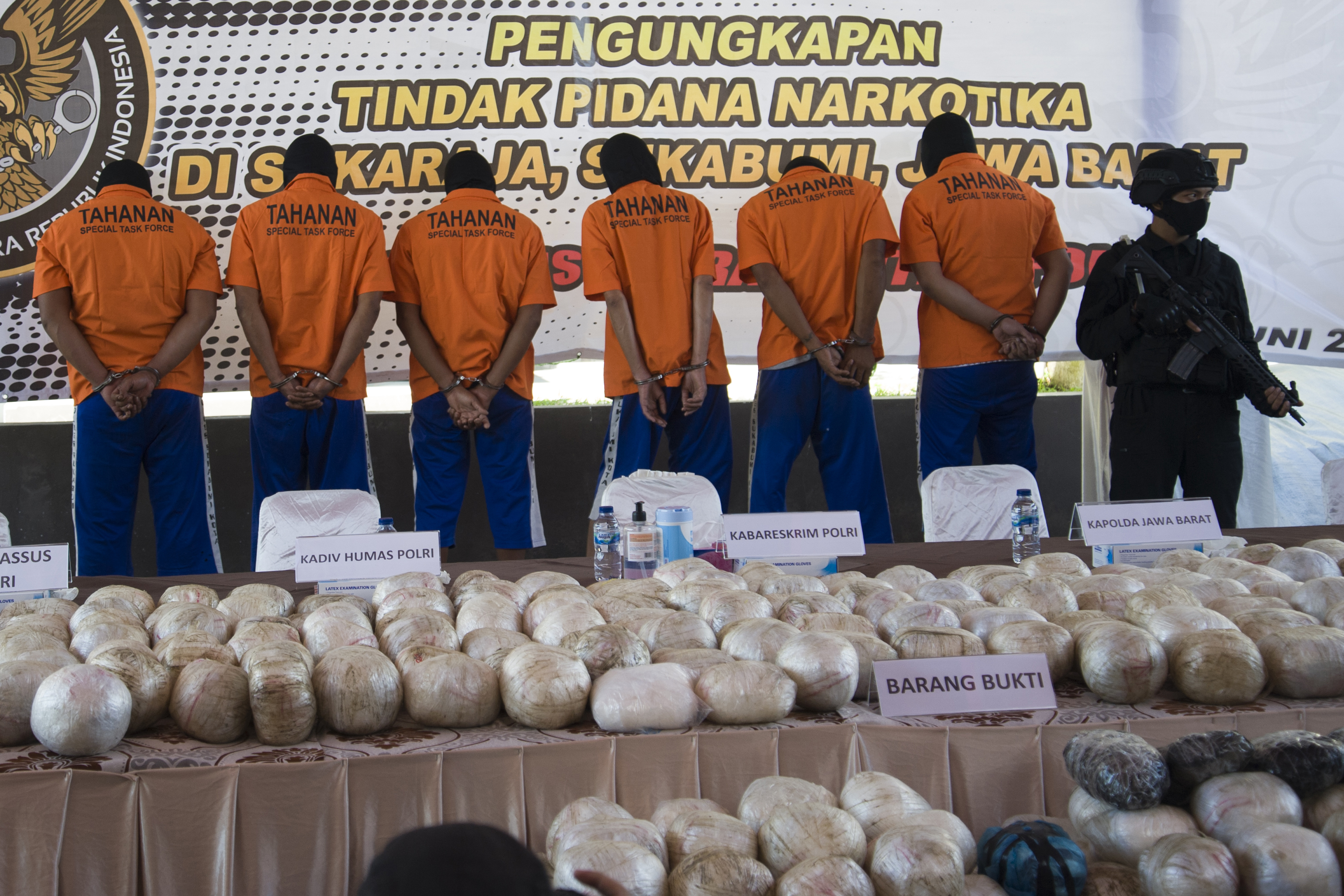 Enam tersangka dan barang bukti narkotika jenis sabu diperlihatkan saat gelar barang bukti di Sukaraja, Kabupaten Sukabumi, Jawa Barat.