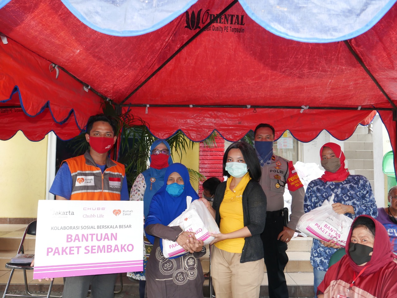 Chubb Life Indonesia berkolaborasi dengan Pemprov DKI Jakarta mendistribusikan sembako kepada lebih dari 200 keluarga terdampak Covid-19.