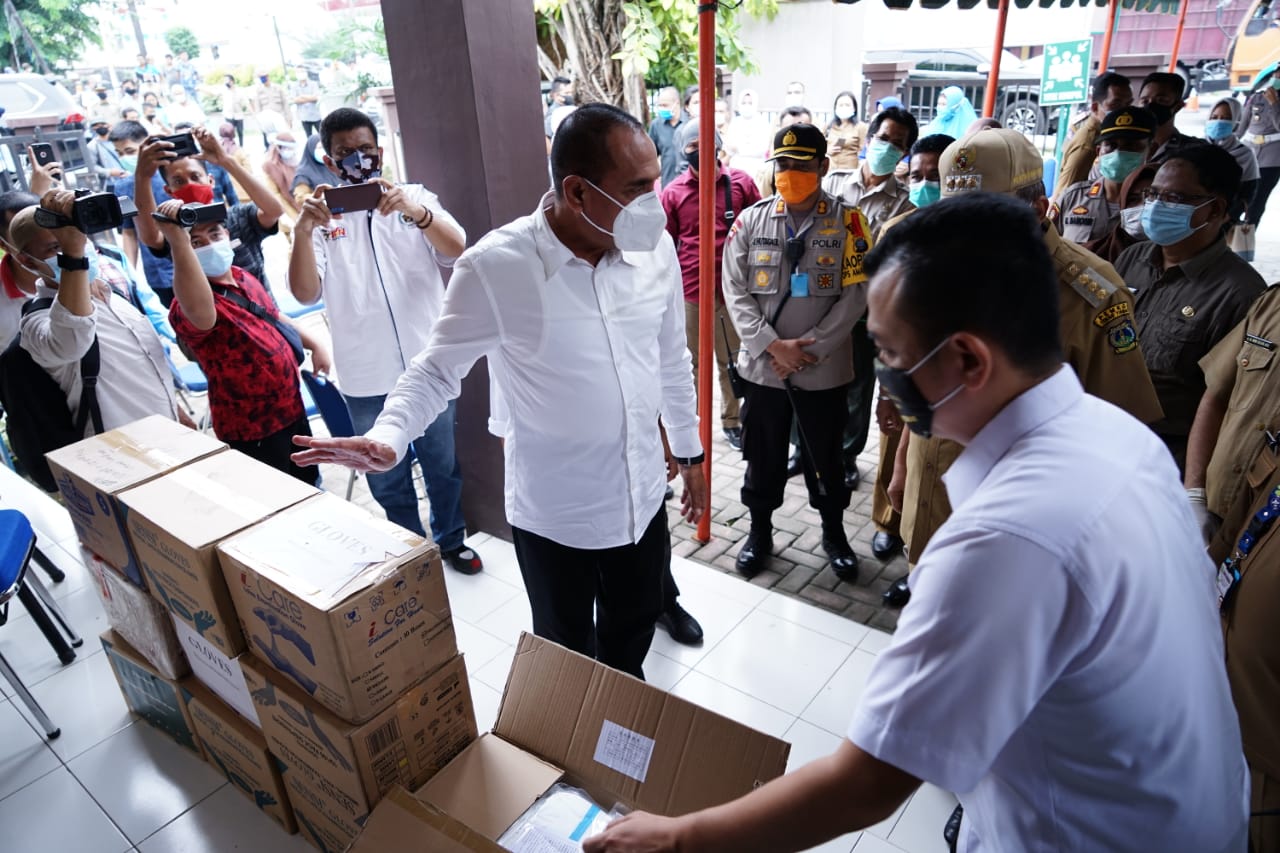 Gubernur Sumut Edy Rahmayadi menyerahkan bantuan APD kepada Pemkot Tebing Tinggi di Puskesmas Tanjung Marulak, Selasa (2/6/2020)