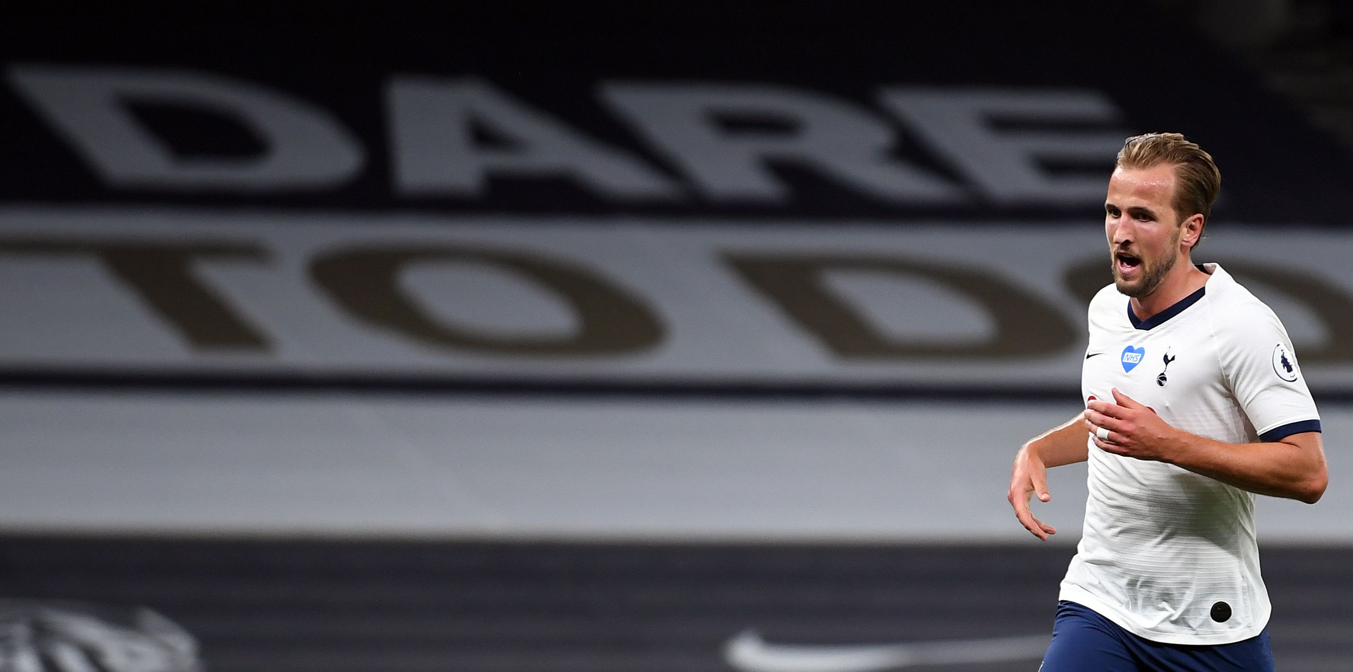 Harry Kane menyumbang satu gol bagi Tottenham Hotspur saat menundukkan West Ham 2-0 dalam lanjutan Liga Primer, Selasa (23/6). 