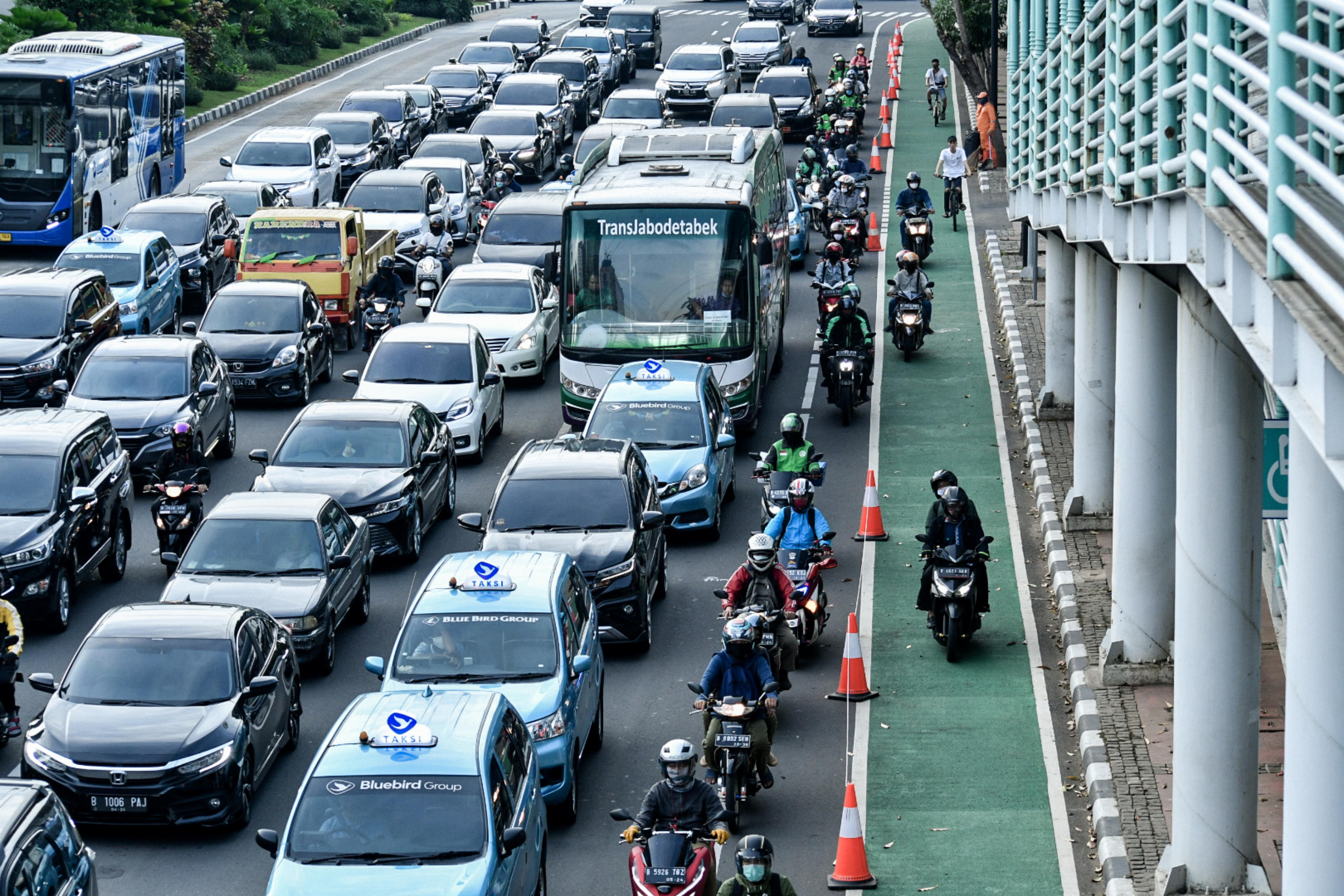 Pengendara sepeda motor melintas di jalur khusus sepeda jalan MH Thamrin, Jakarta, Kamis (18/6). 