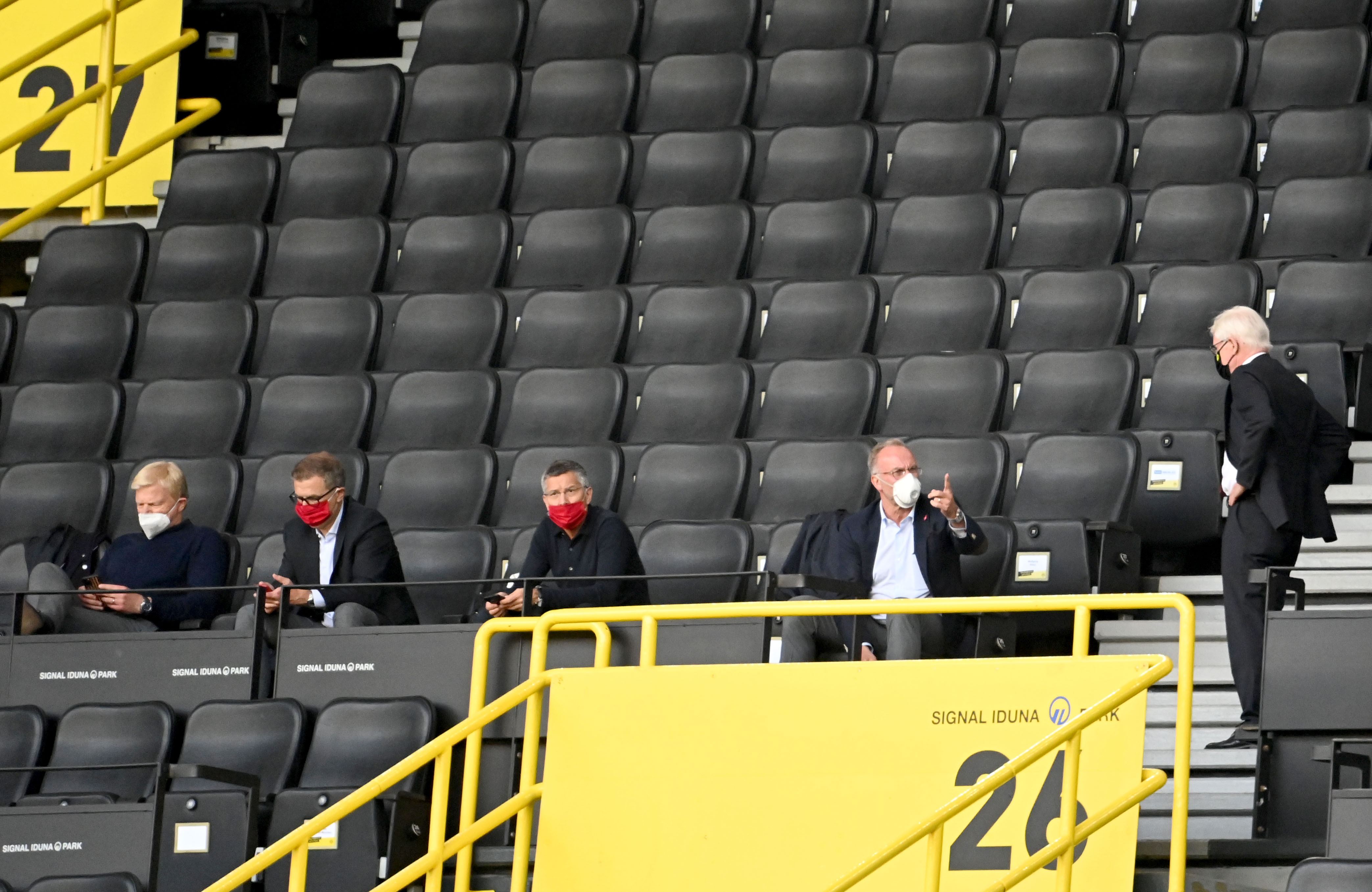  Presiden Dortmund Reinhard Rauball (kanan)sedang berbincang denga CEO Bayern Munich Karl-Heinz Rummenigge (dua dari kanan) 