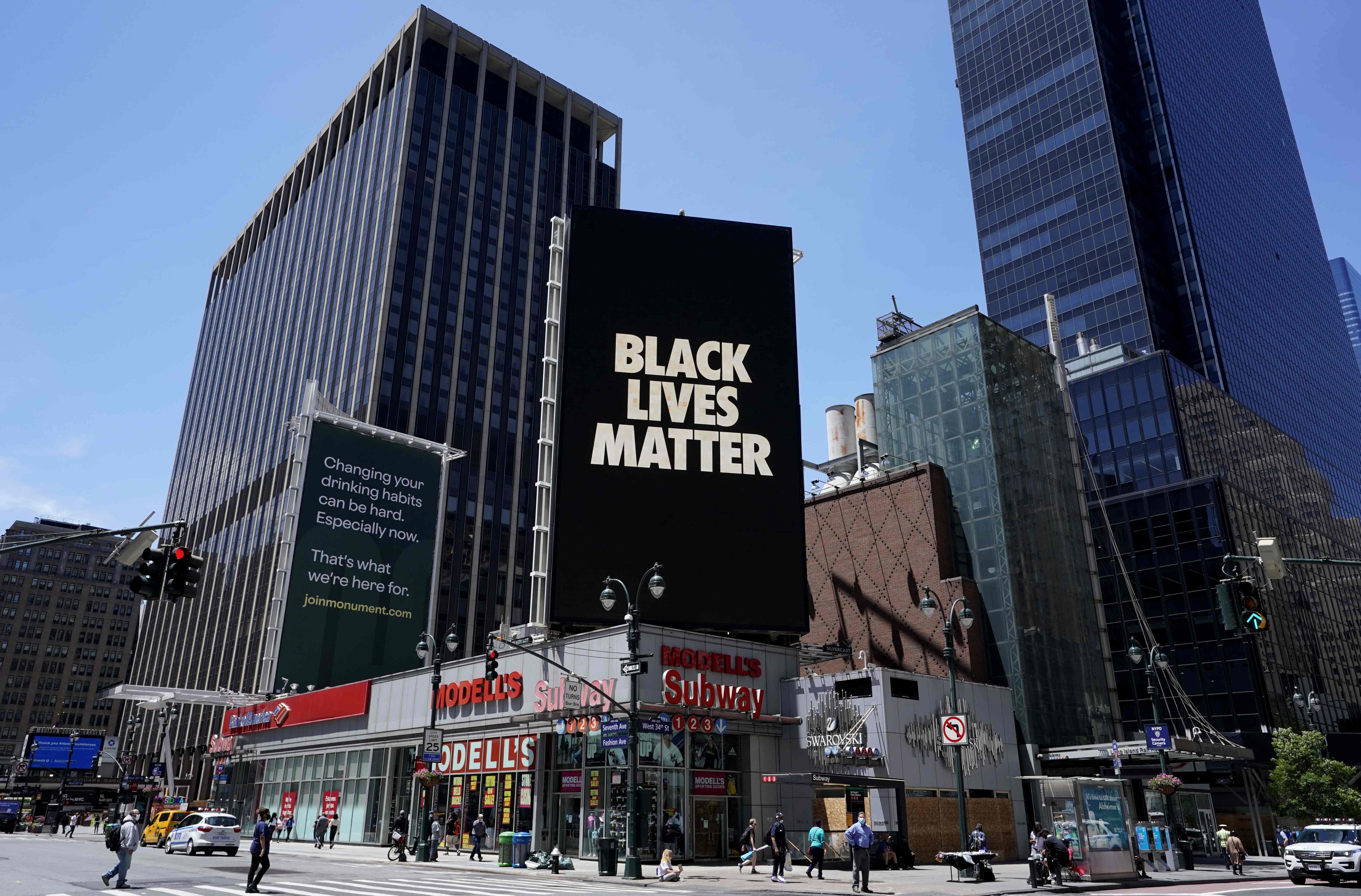 Papan elektronik di Madison Square, New York, menampilkan kampanye Black Lives Matter.