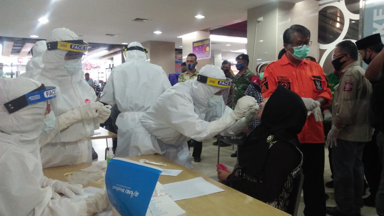 tes swab massal berada di pasarmodern.