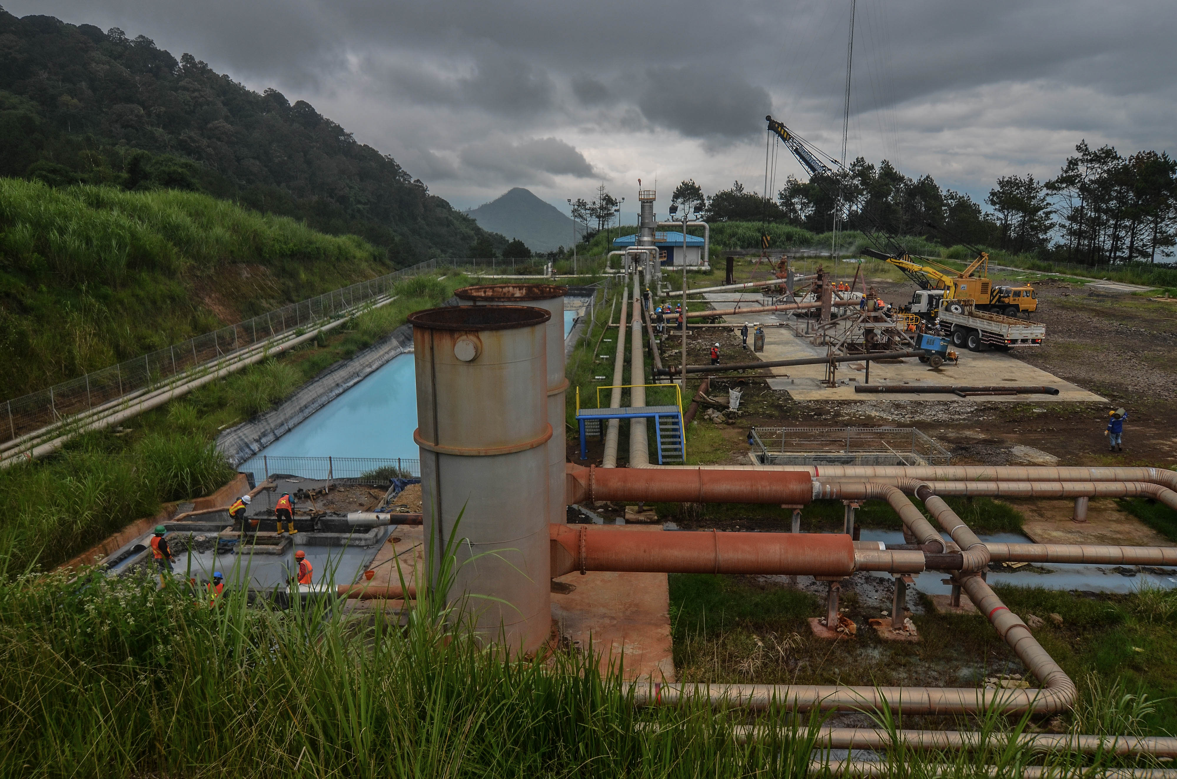 Pekerja memperbaiki sumur KRH 4-1 saat proses pemeliharaan Pembangkit Listrik Tenaga Panas bumi (PLTP) .