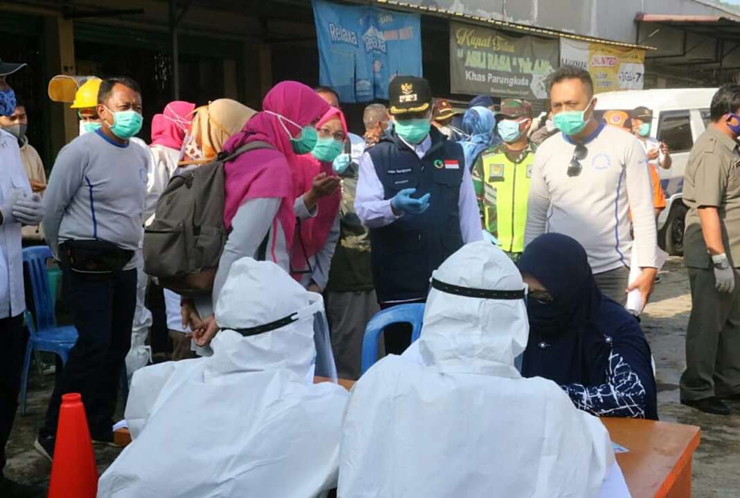 Petugas melakukan rapid test di kawasan Pasar Semimodern Palabuhanratu dan TPI Palabuhanratu, Sukabumi, Jawa Barat (1/6). 