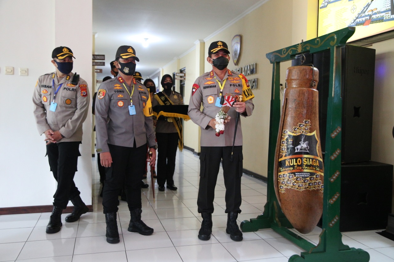 Kapolda DI Yogyakarta Irjen Pol Asep Suhendar didampingi Kapolres Kulonprogo AKBP Tartono meresmikan Kampung Kulo Siaga.