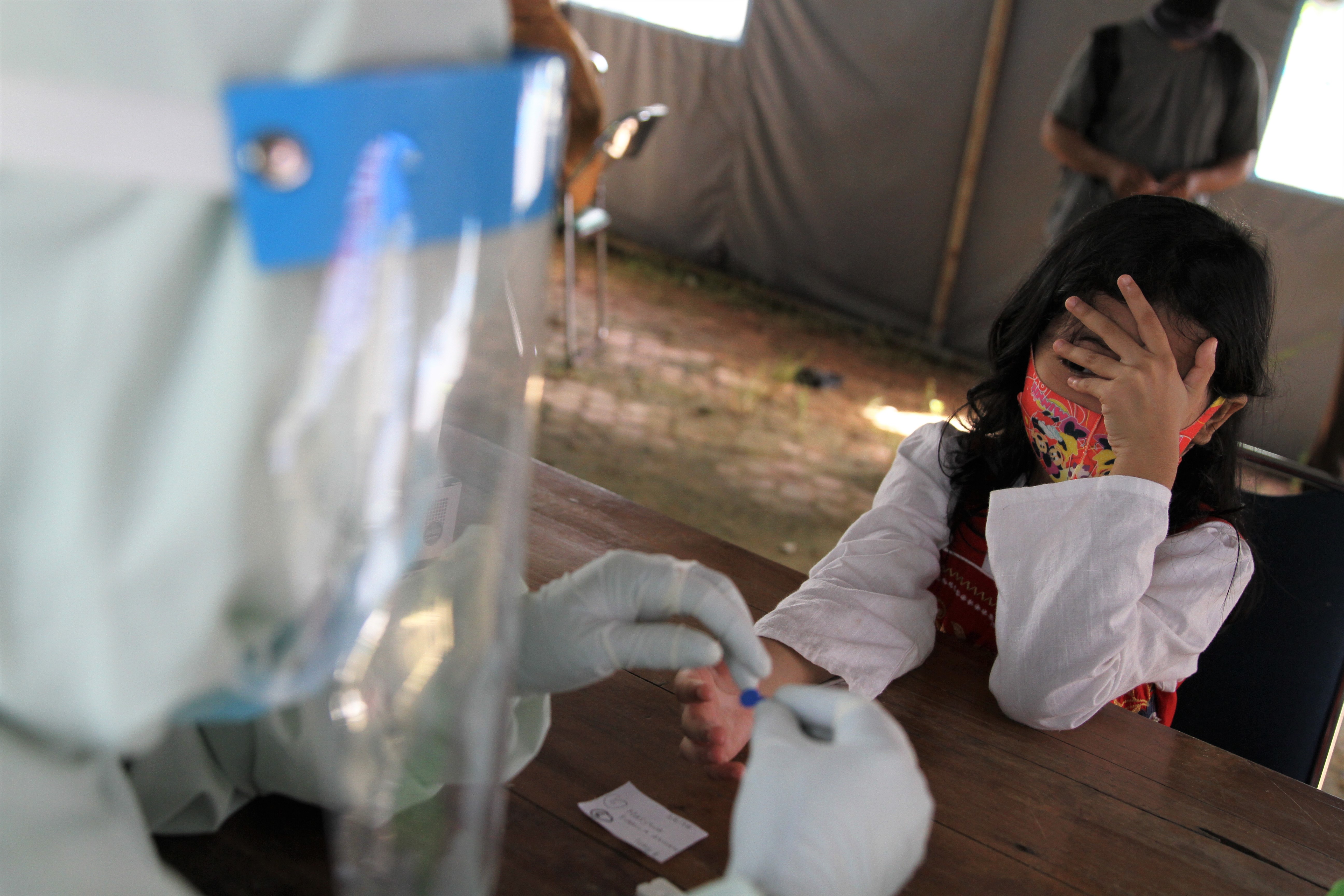 Iustrasi petugas kesehatan melakukan rapid test covid-19