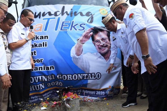 Mentan Syahrul Yasin Limpo (kedua dari kanan) dan Gubernur Gorontalo Rusli Habibie (kanan) melepas ekspor komoditas pertanian.