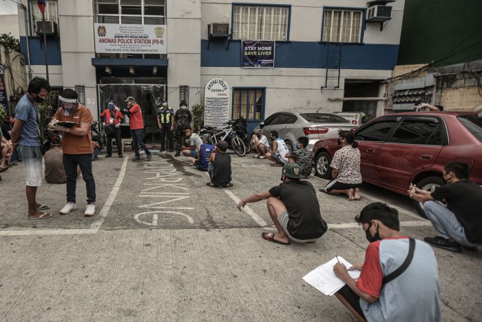 Sejumlah orang yang melanggar aturan social distancing didata di kantor polisi Quezon City, Manila, Filipina, Selasa (14/4).