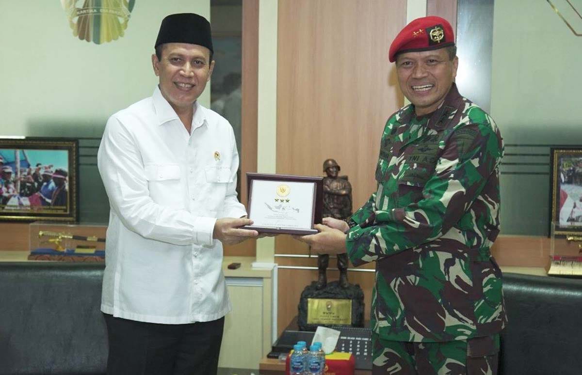 Danjen Kopassus Mayjen TNI I Nyoman Cantiasa memberikan plakat kepada Kepala BNPT Komjen Pol Boy Rafli Amar di Markas Kopassus, Cijantung.