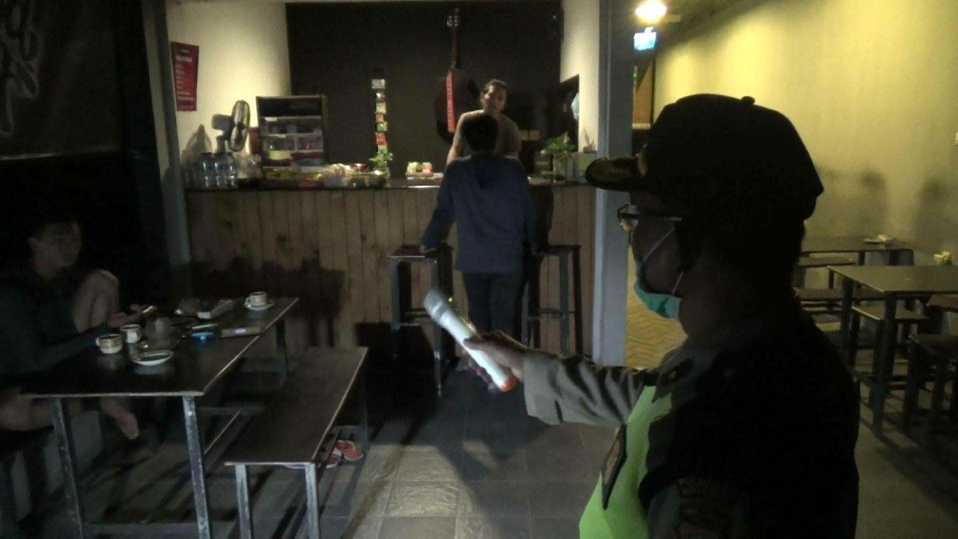 Polisi membubarkan warga yang nongkrong di warung