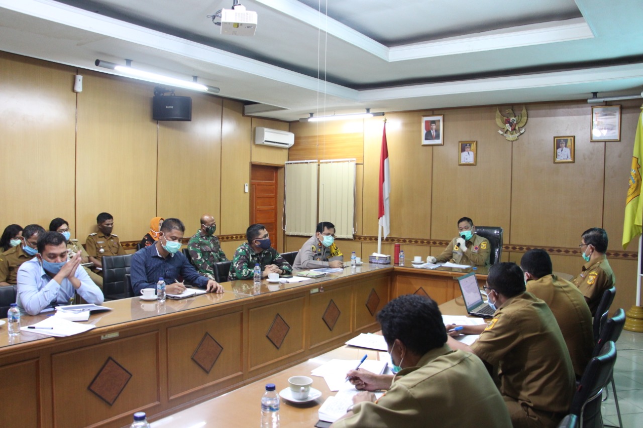 Bupati Dairi Eddy Keleng Ate Berutu memimpin rapat untuk menyamakan persepsi menjelang kenormalan baru di masyarakat.