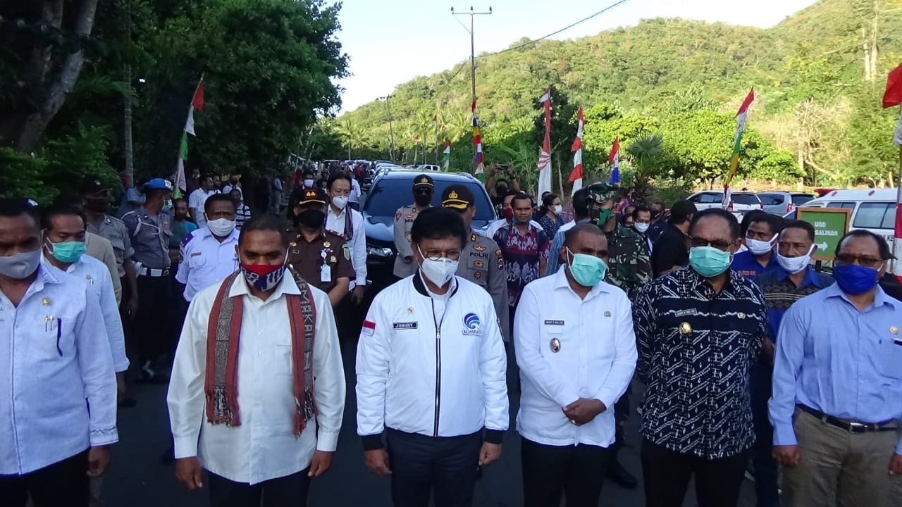  Menkominfo RI Johnny Plate meresmikan sejumlah utilasi akses internet di Flores Timur, NTT, Kamis (25/6/2020)