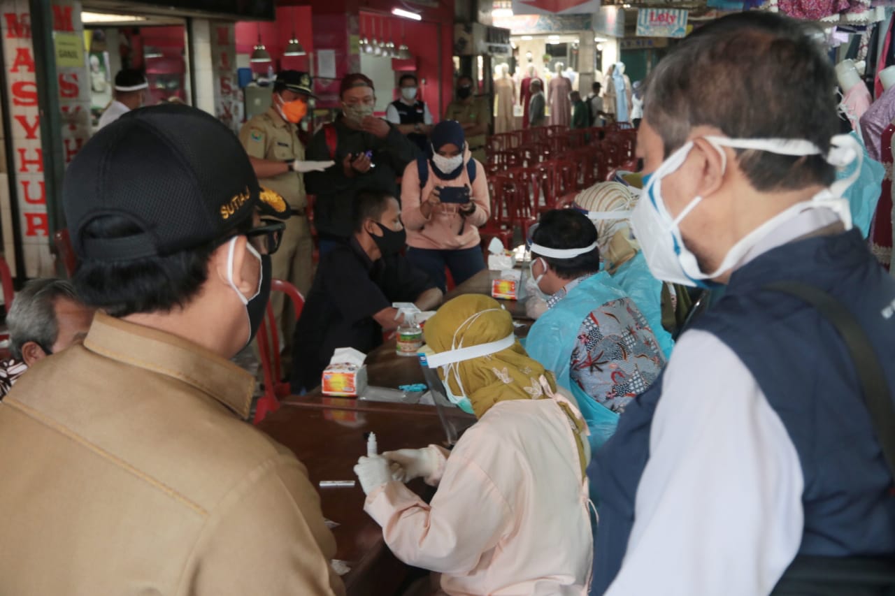 Pedagang di pasar tradisional melakukan rapid test covid-19