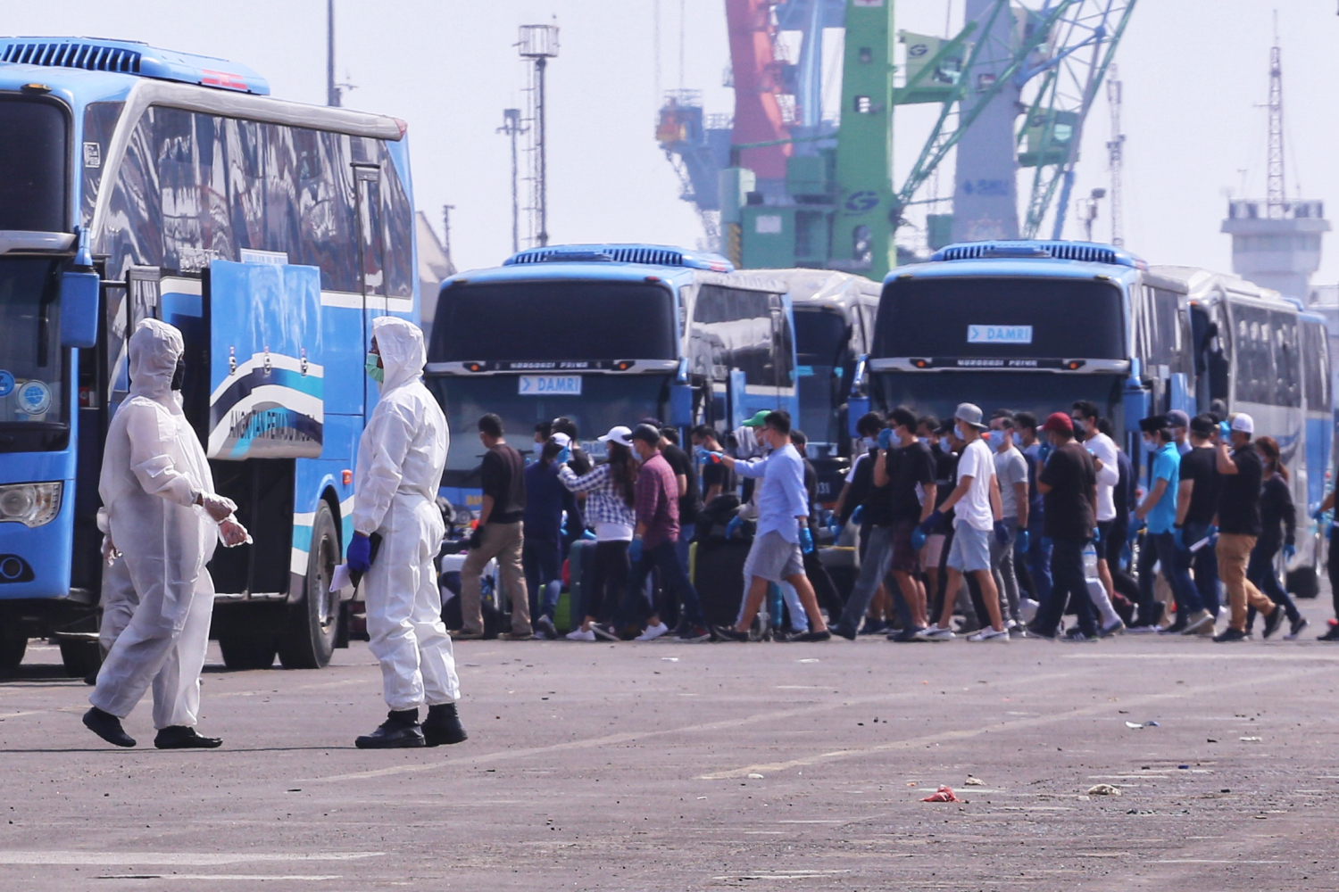 Warga Negara Indonesia (WNI) yang menjadi anak buah kapal Kapal Pesiar MV Island Princess tiba di Pelabuhan JICT, Tanjung Priok, Jakut