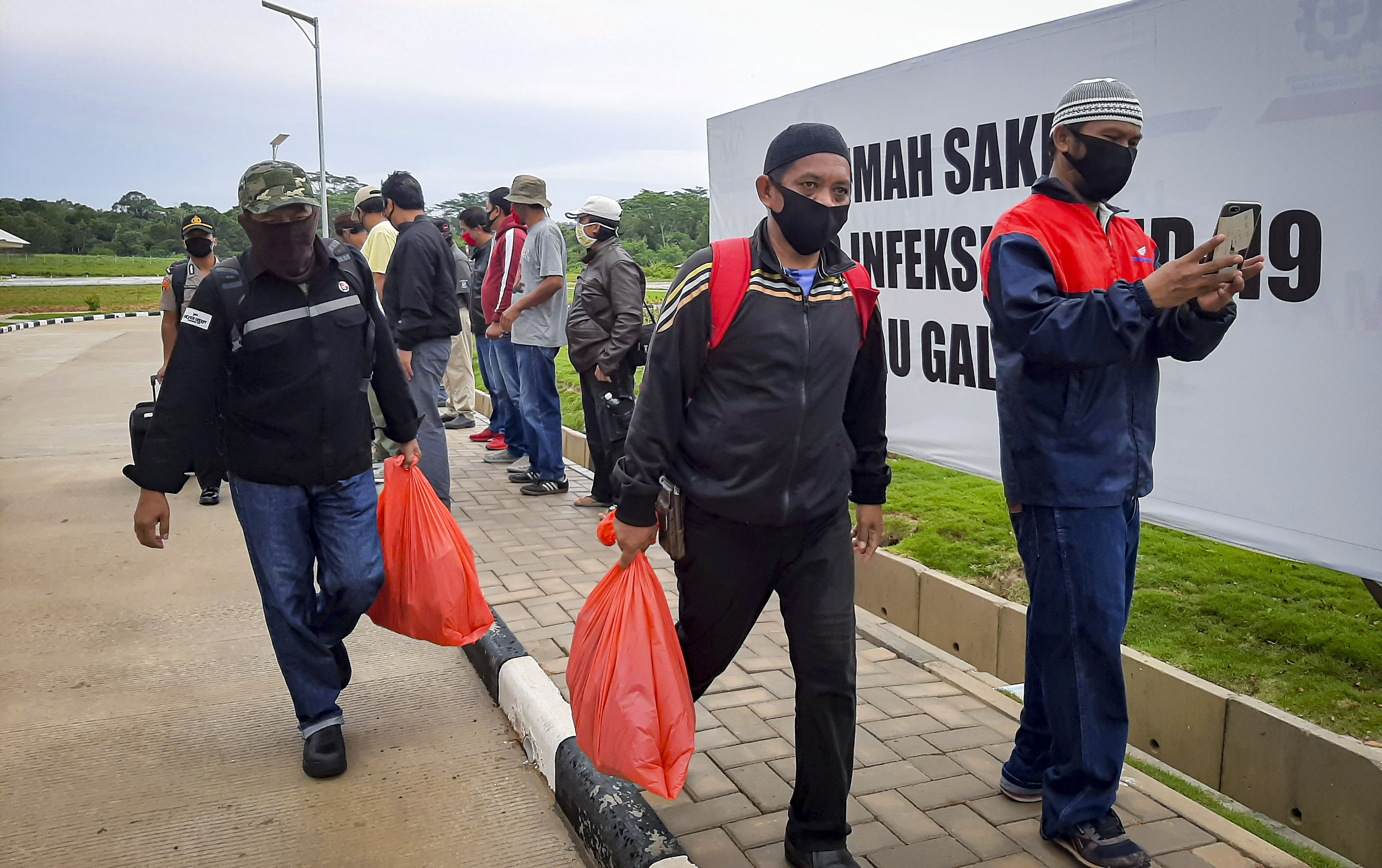  Sejumlah pasien COVID-19 yang telah sembuh meninggalkan ruang perawatan RS Khusus Infeksi Pulau Galang, Batam, Kepulauan Riau.