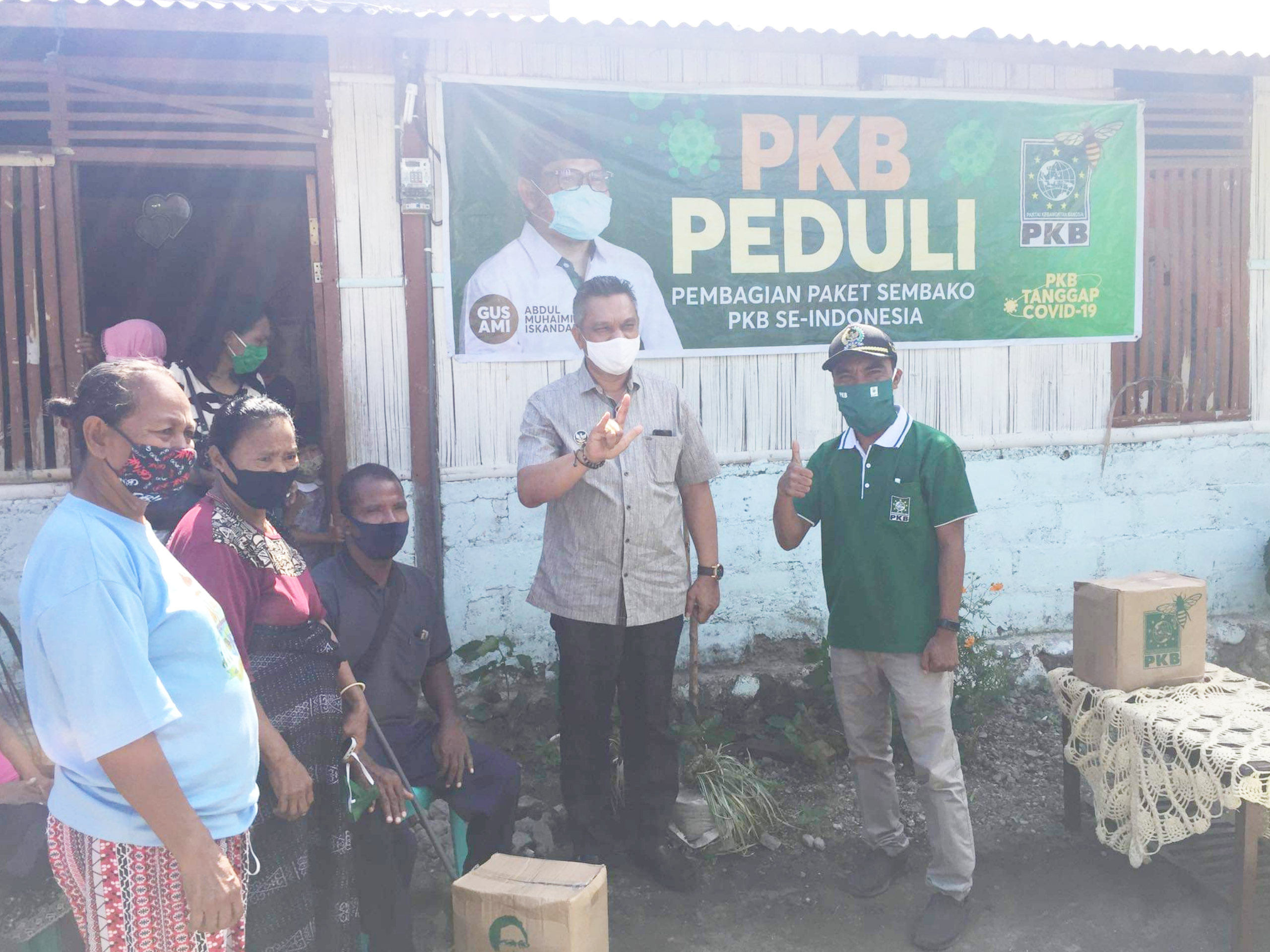 Ketua PKB Sikka, Yoseph Karmianto Eri mewakili Ketum PKB Muhaimin Iskandar memberikan bansos untuk warga Sikka, Sabtu (6/6/2020).