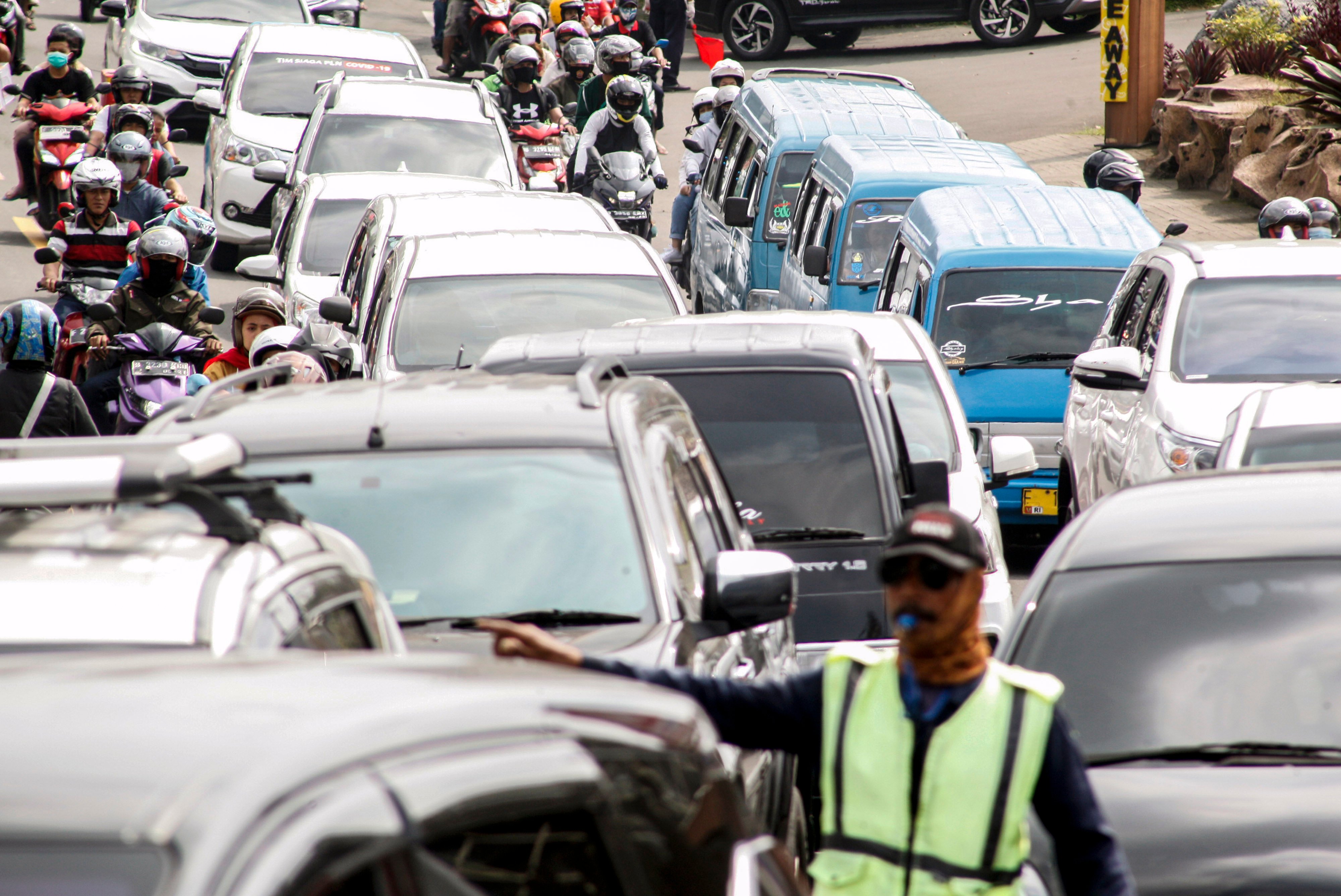 Kepadatan kendaraan di jalur wisata, Jalan Raya Puncak, Kabupaten Bogor, Jawa Barat saat masa PSBB Transisi.