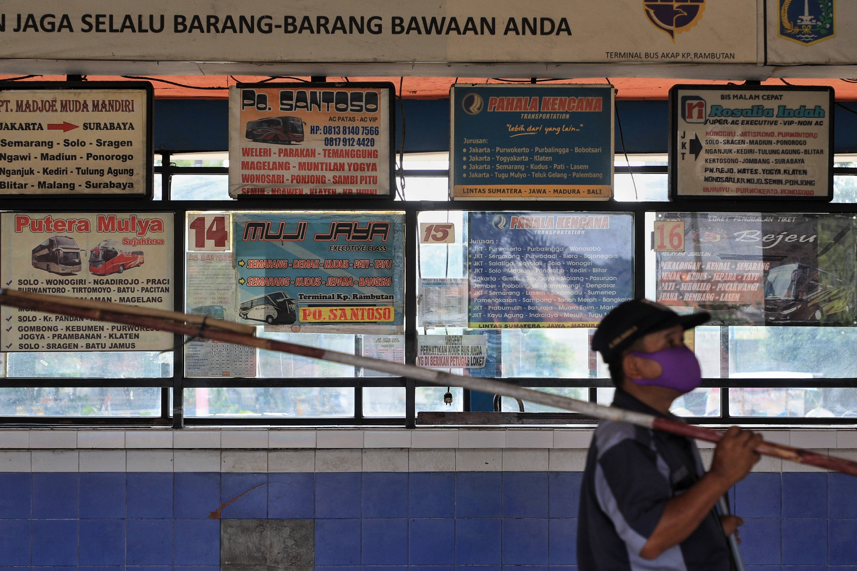 Suasana Terminal Bus AKAP Kampung Rambutan yang sempat sepi akibat larangan mudik.
