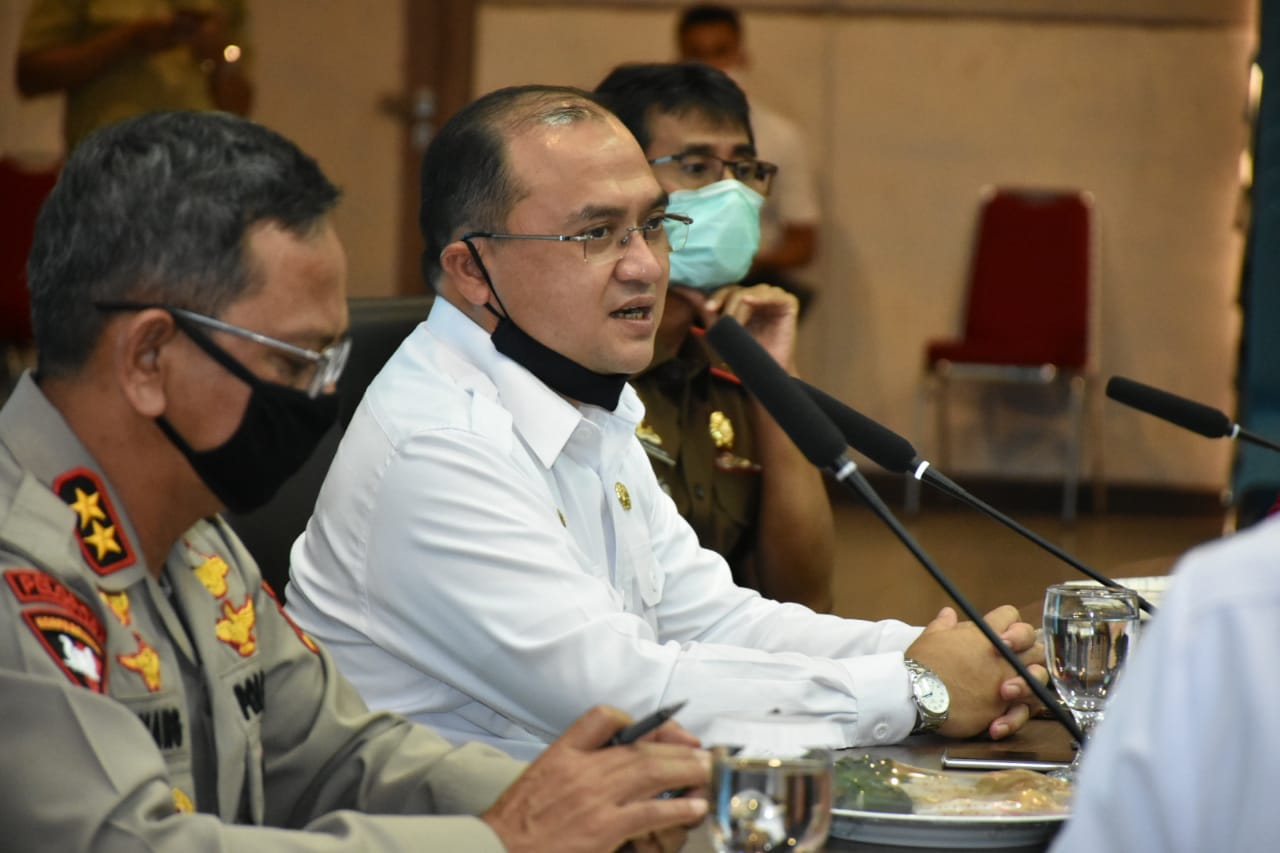 Gubernur Bangka Belitung Erzaldi Rosman Djohan (tengah)