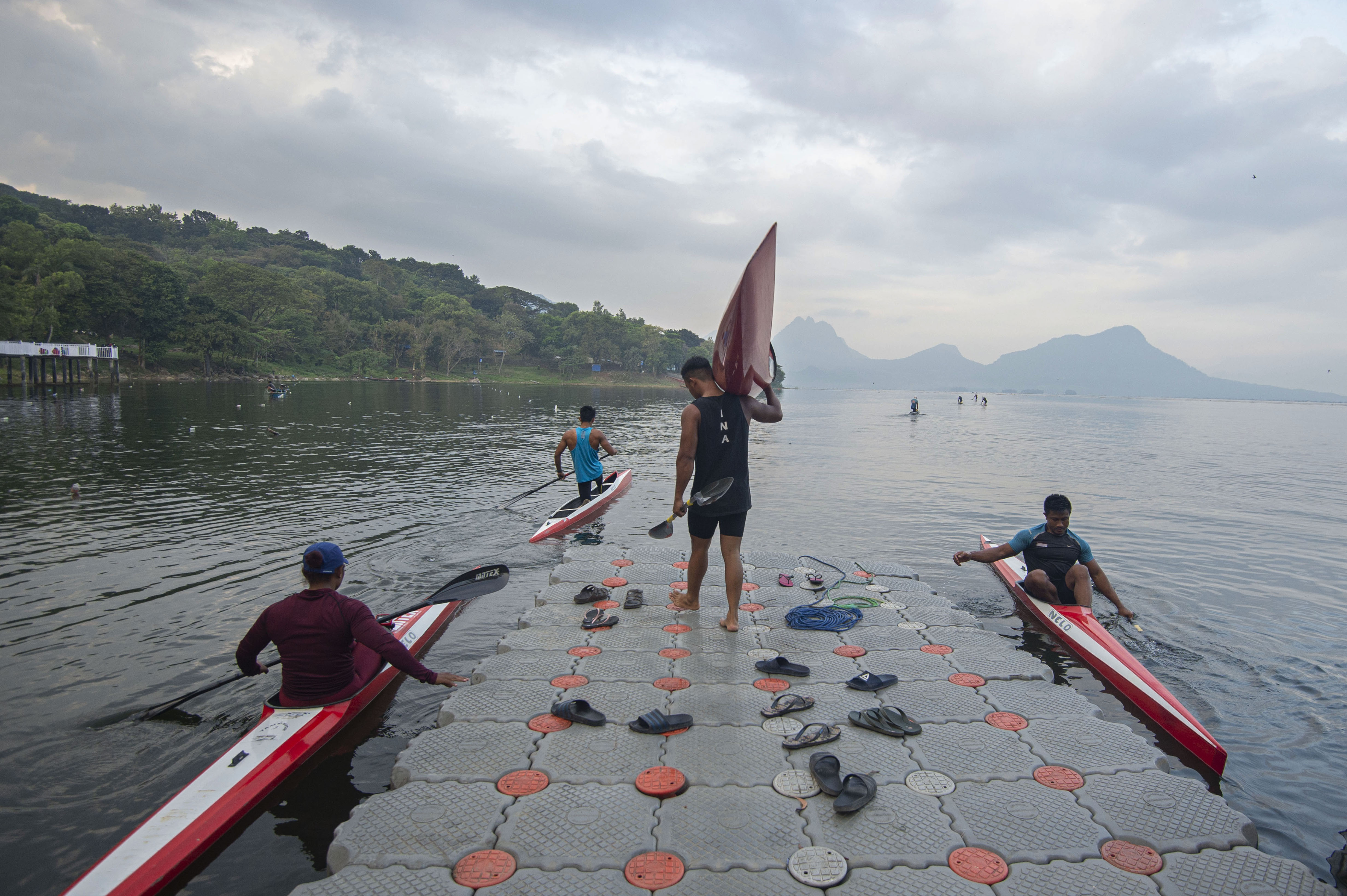 Sejumlah atlet dayung bersiap berlatih dalam Pelatnas Dayung di Waduk Jatiluhur, Kabupaten Purwakarta pada 16/6/2020