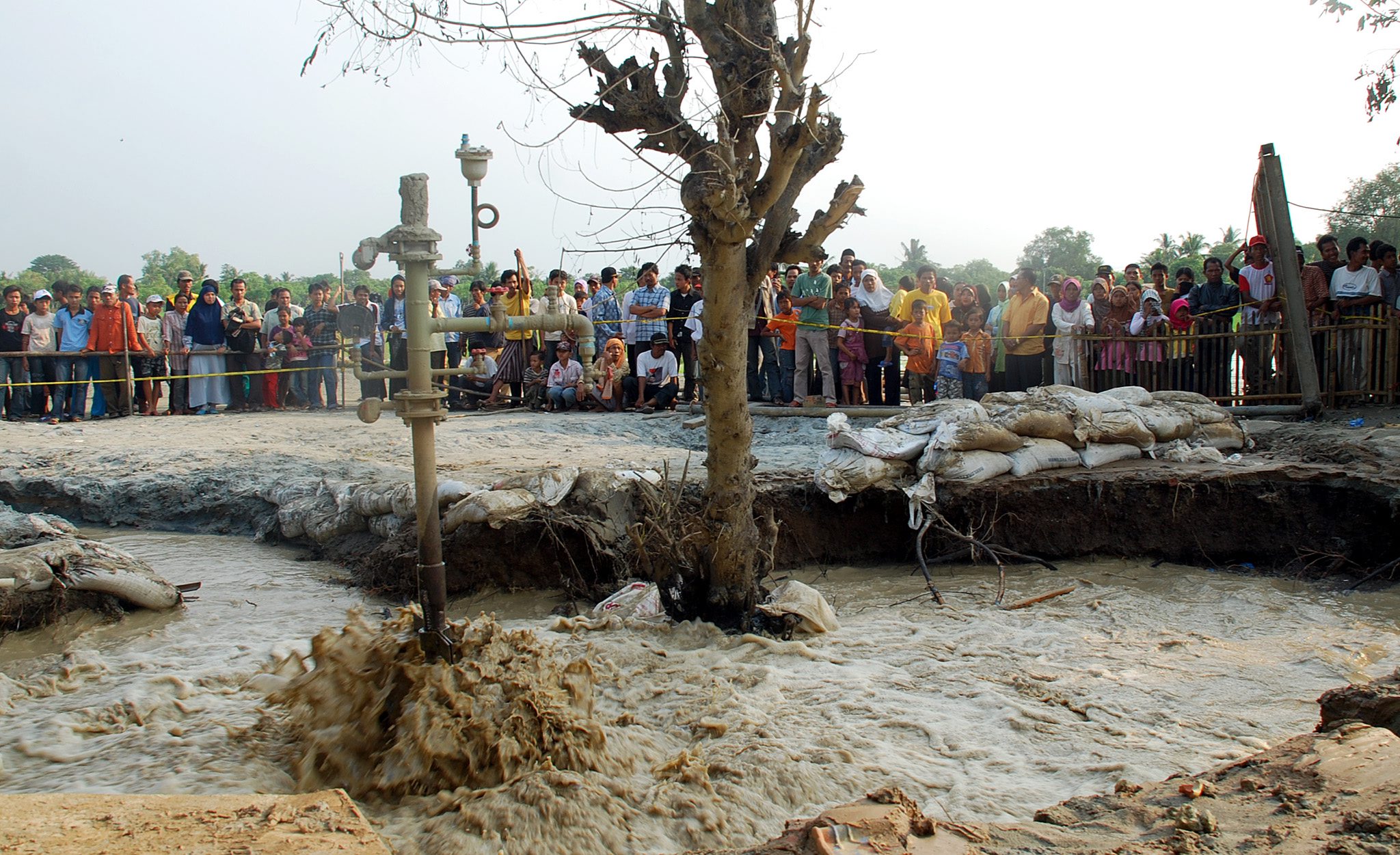 Ilustrasi semburan gas belerang 