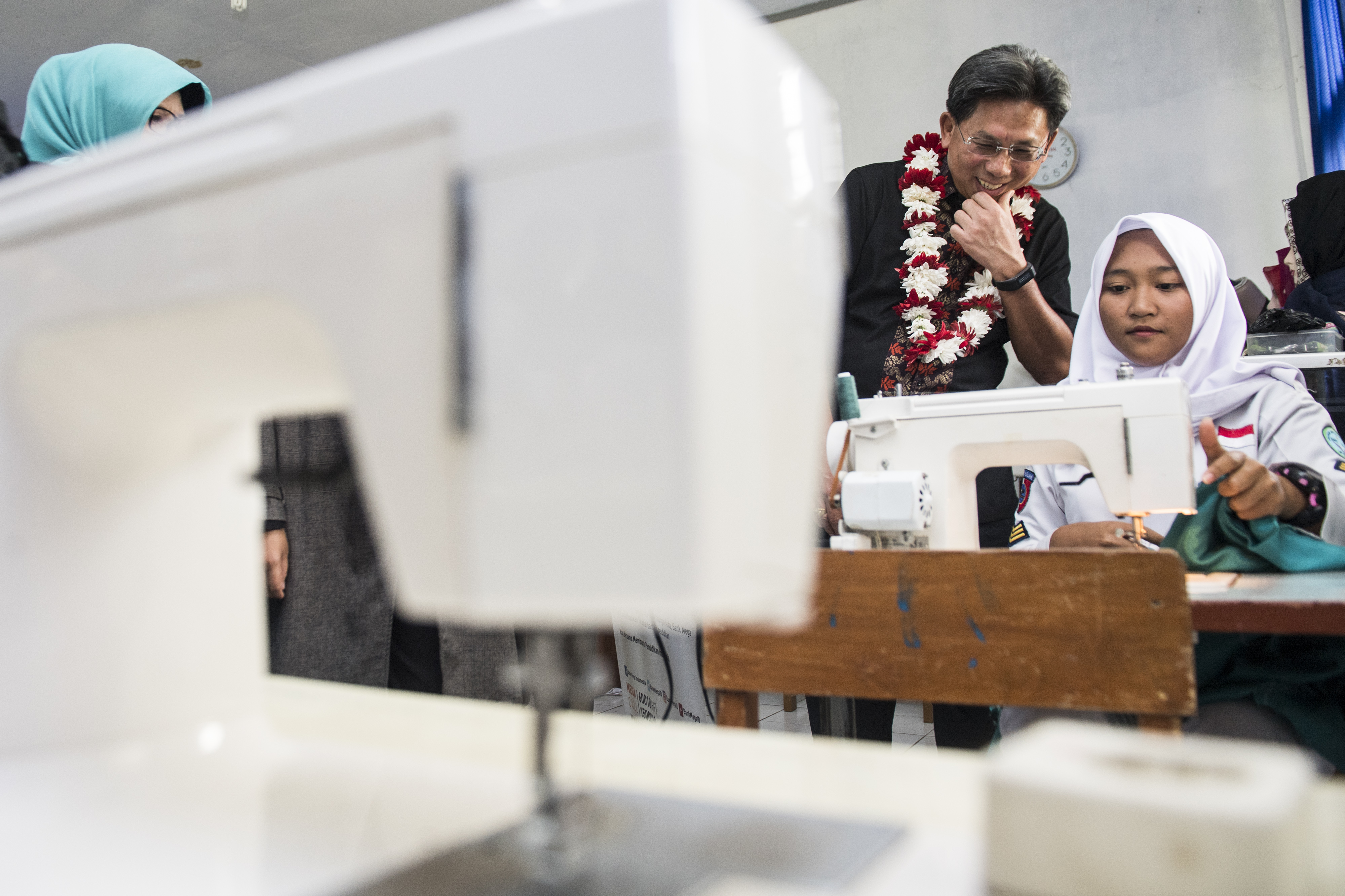 Peluang lulusan SMK diserap di dunia usaha dan dunia industri semakin besar saat ini.