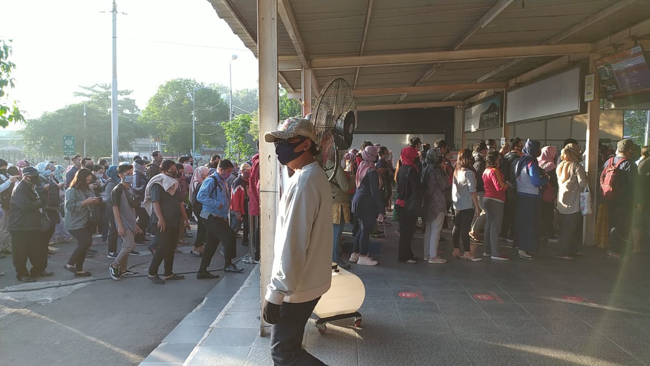 Antrean di Stasiun Bekasi