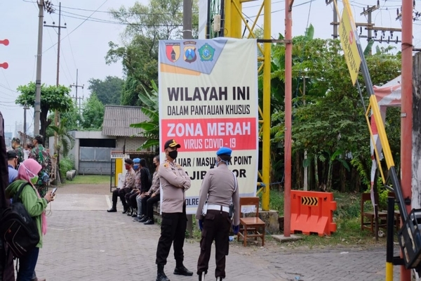 Pemberitahuan kawasan zona merah di Desa Waru, Sidorajo