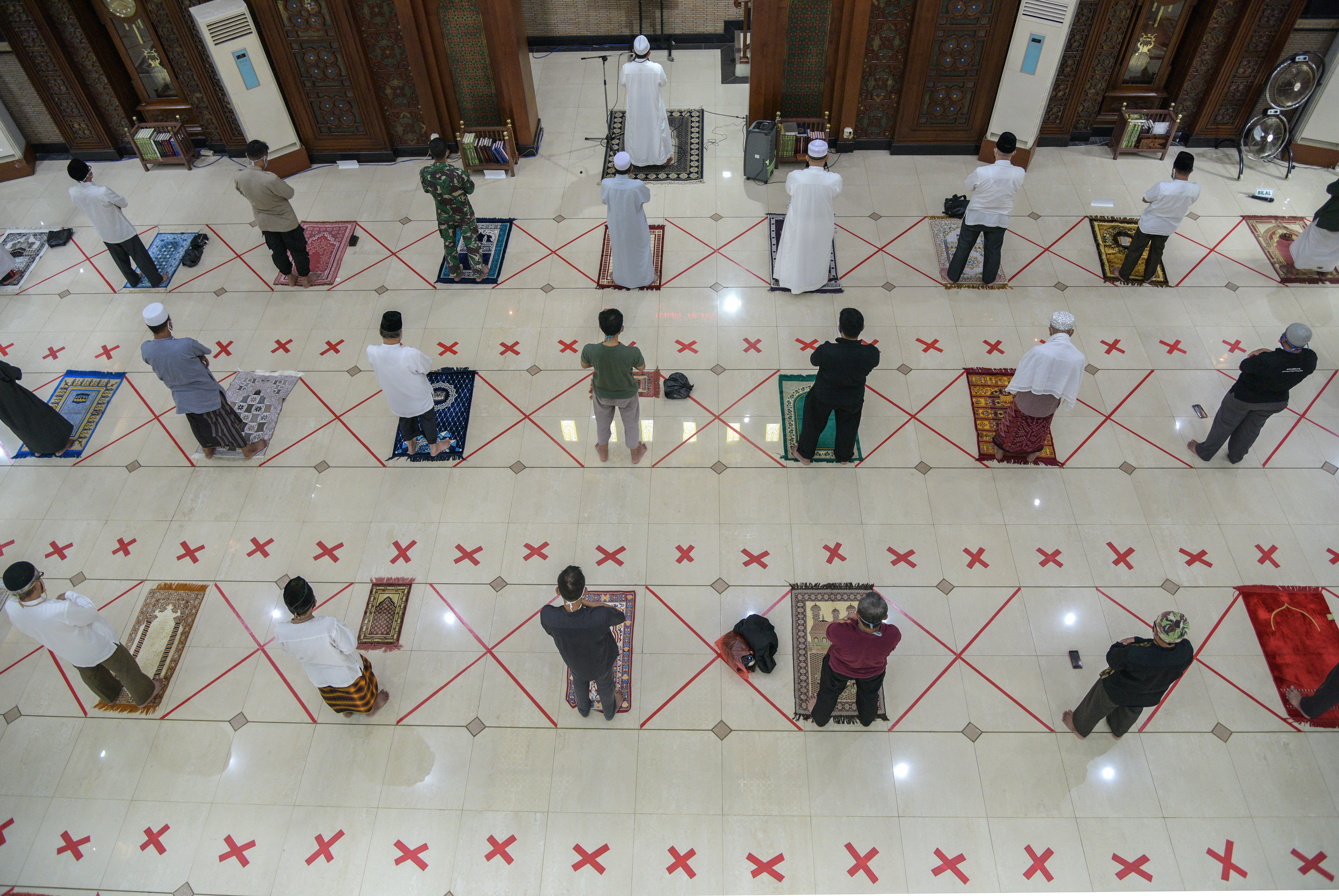 Jemaah melaksanakan salat Jumat berjamaah di Masjid Agung Al Barkah Bekasi.