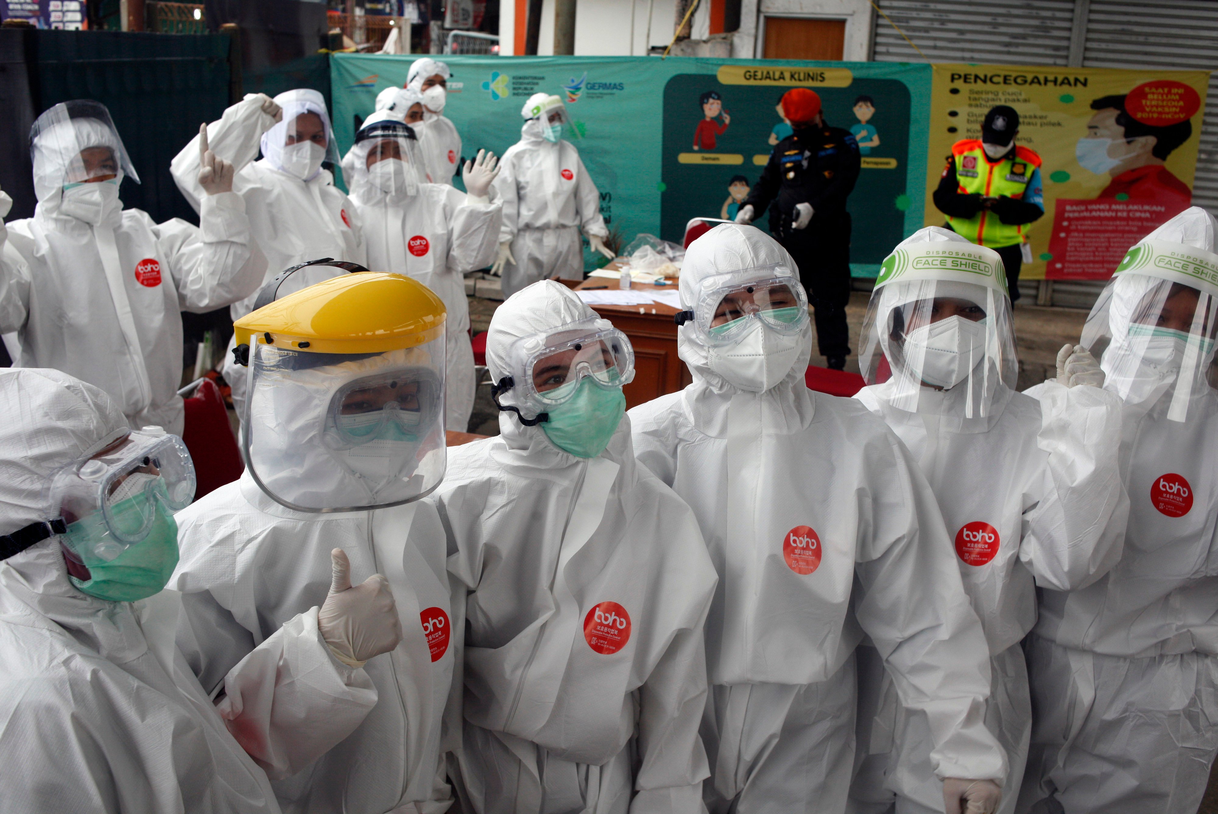 Tenaga medis berpose setelah melakukan tes Swab di Stasiun Bojong Gede, Kabupaten Bogor, Jawa Barat