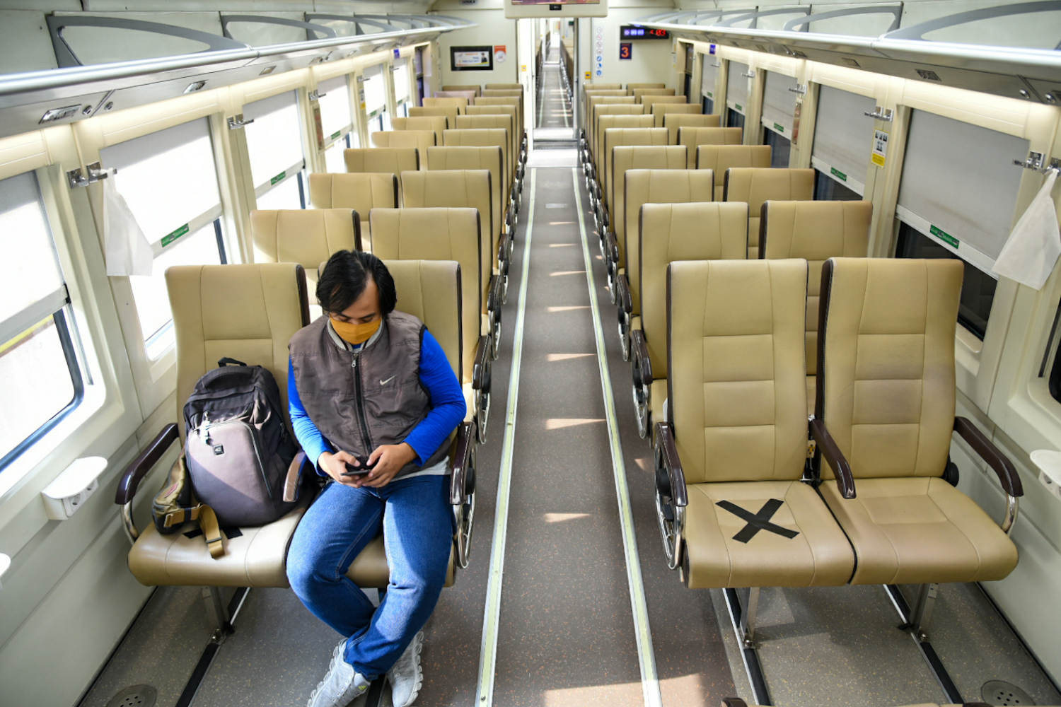 Penumpang mengenakan masker di dalam gerbong KLB relasi Gambir-Surabaya Pasar Turi lintas selatan 