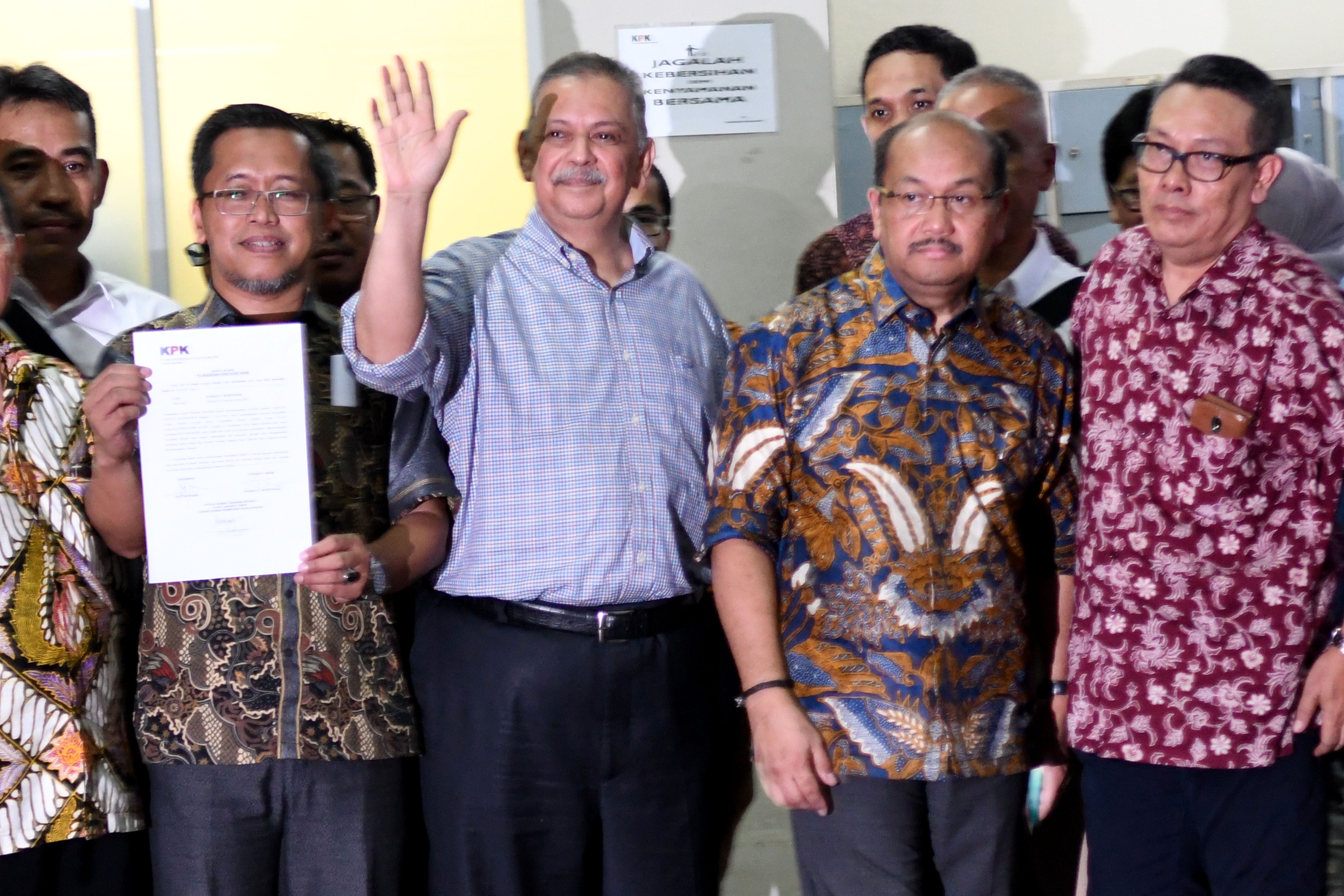  Mantan Dirut PLN Sofyan Basir (tengah) melambaikan tangan ke arah wartawan usai keluar dari Rumah Tahanan Negara (Rutan) Kelas 1 Jaktim.