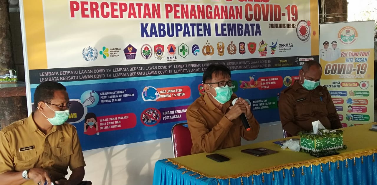 Bupati Lembata, Eliazer Yentji Sunur (tengah).