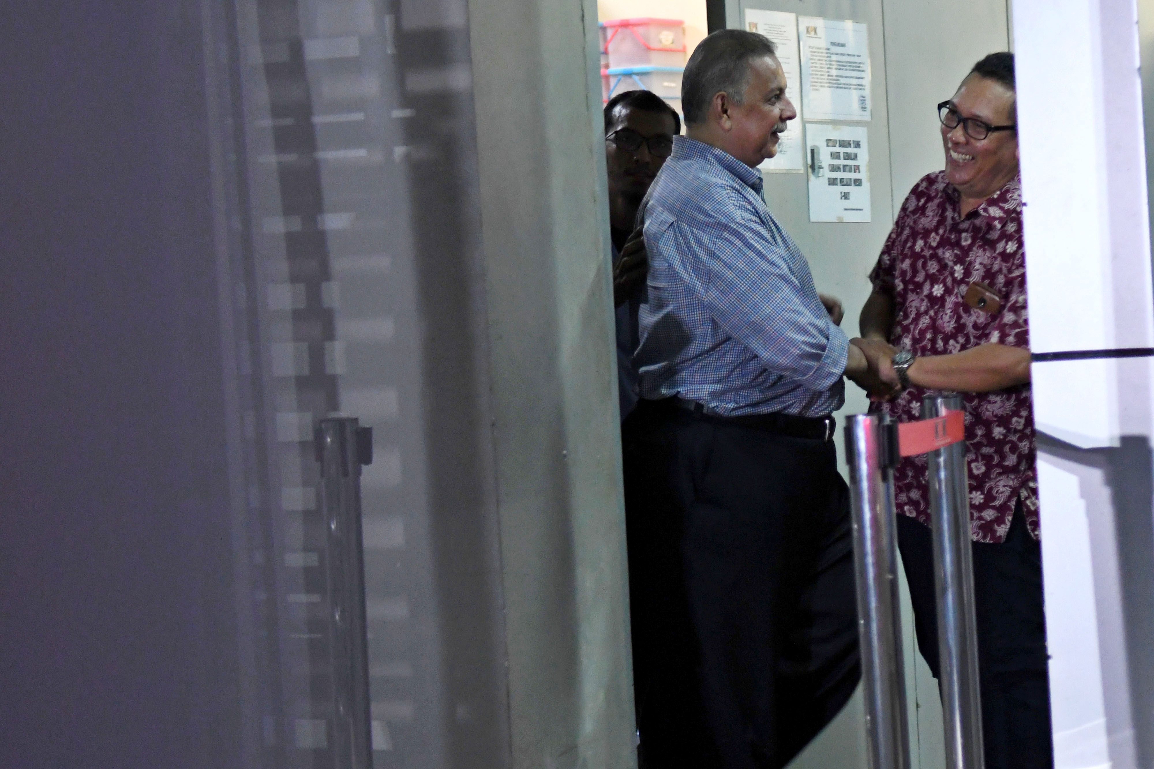 Momen Sofyanbasir bebas setelah dinyatakan tak bersalah di kasus PLTU Riau-1