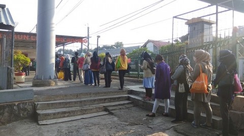 Pengguna Commuter Line Mengular di Stasiun Lenteng Agung