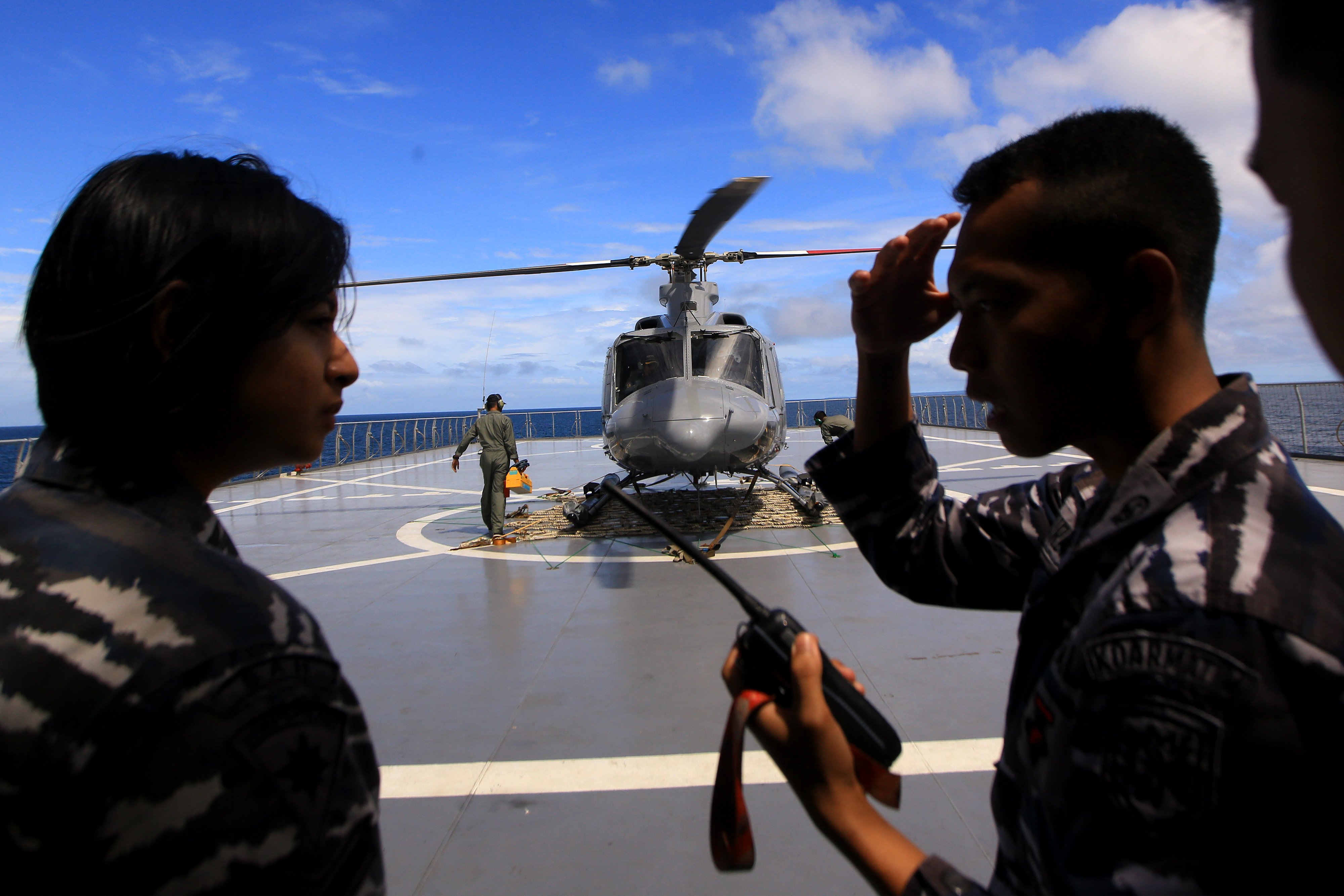 Crew Helly bersiap melakukan perawatan helikopter di atas geladak KRI Makassar 590, di Perairan Halmahera.