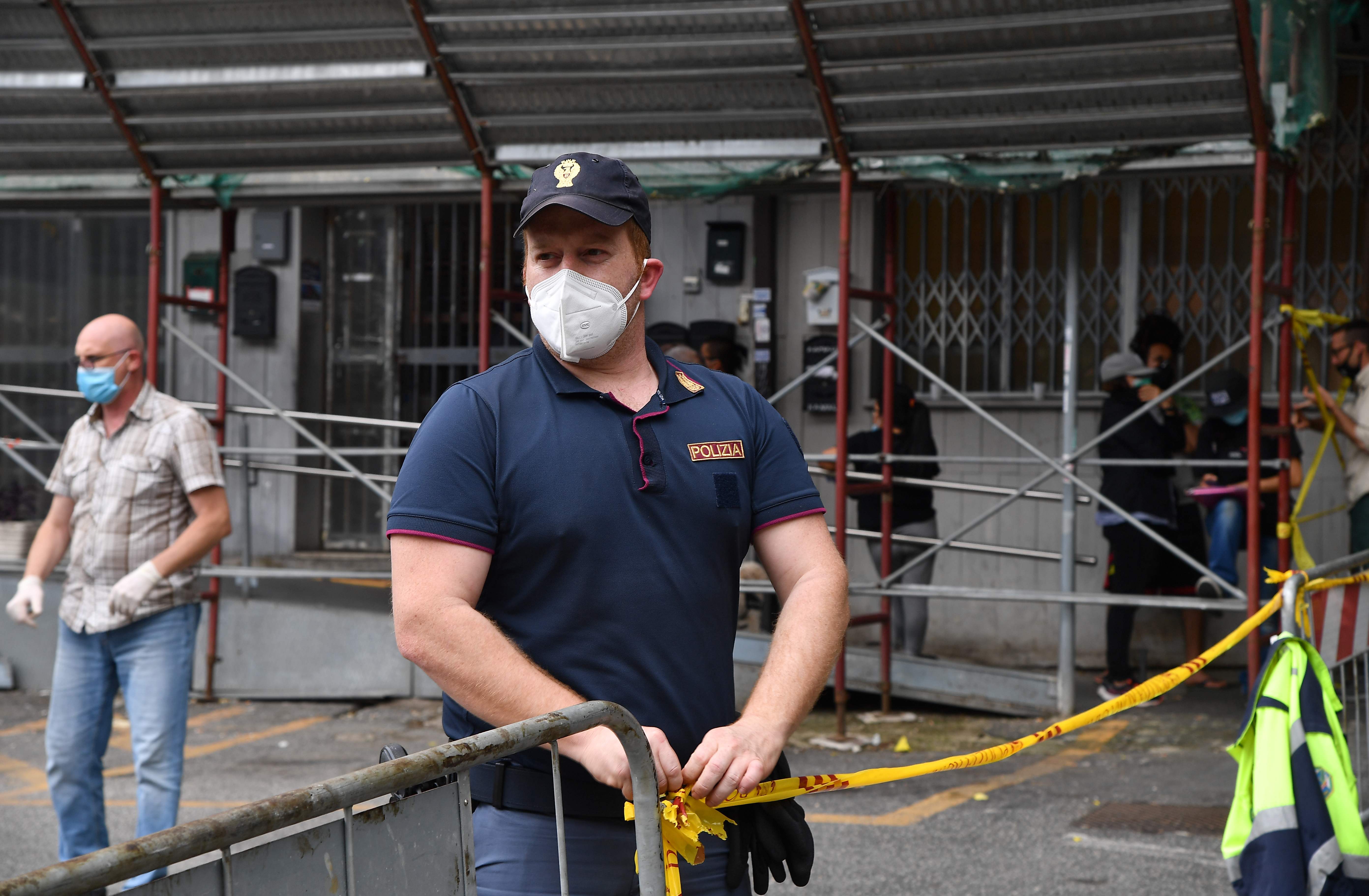 Petugas menutup akses gedung di Piazza Pecile, Garbatella, Roma, Italia Minggu (14/6/2020) setelah ditemukan ada 17 orang positif covid-19
